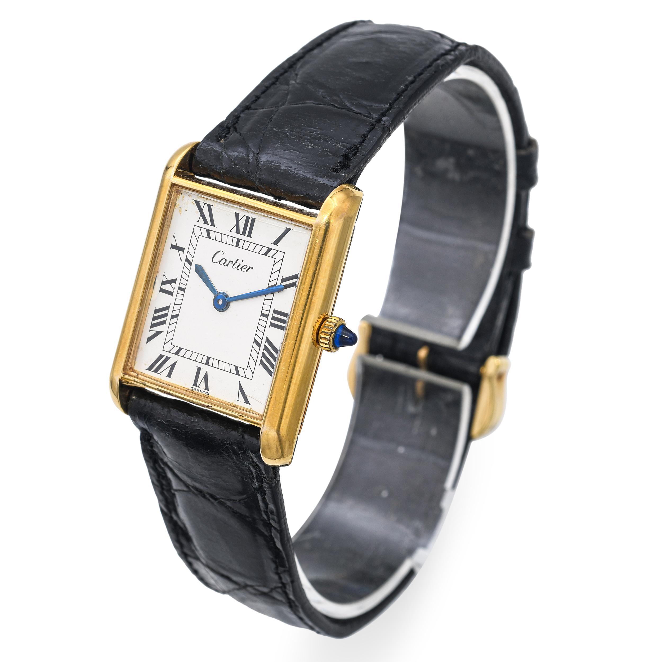 Icono atemporal de refinada elegancia, este Reloj Cartier Tank Vintage para hombre captura la esencia del lujo clásico. Alojada en una caja rectangular galvanoplástica de oro de 18 quilates, esta pieza refleja el diseño perdurable introducido por