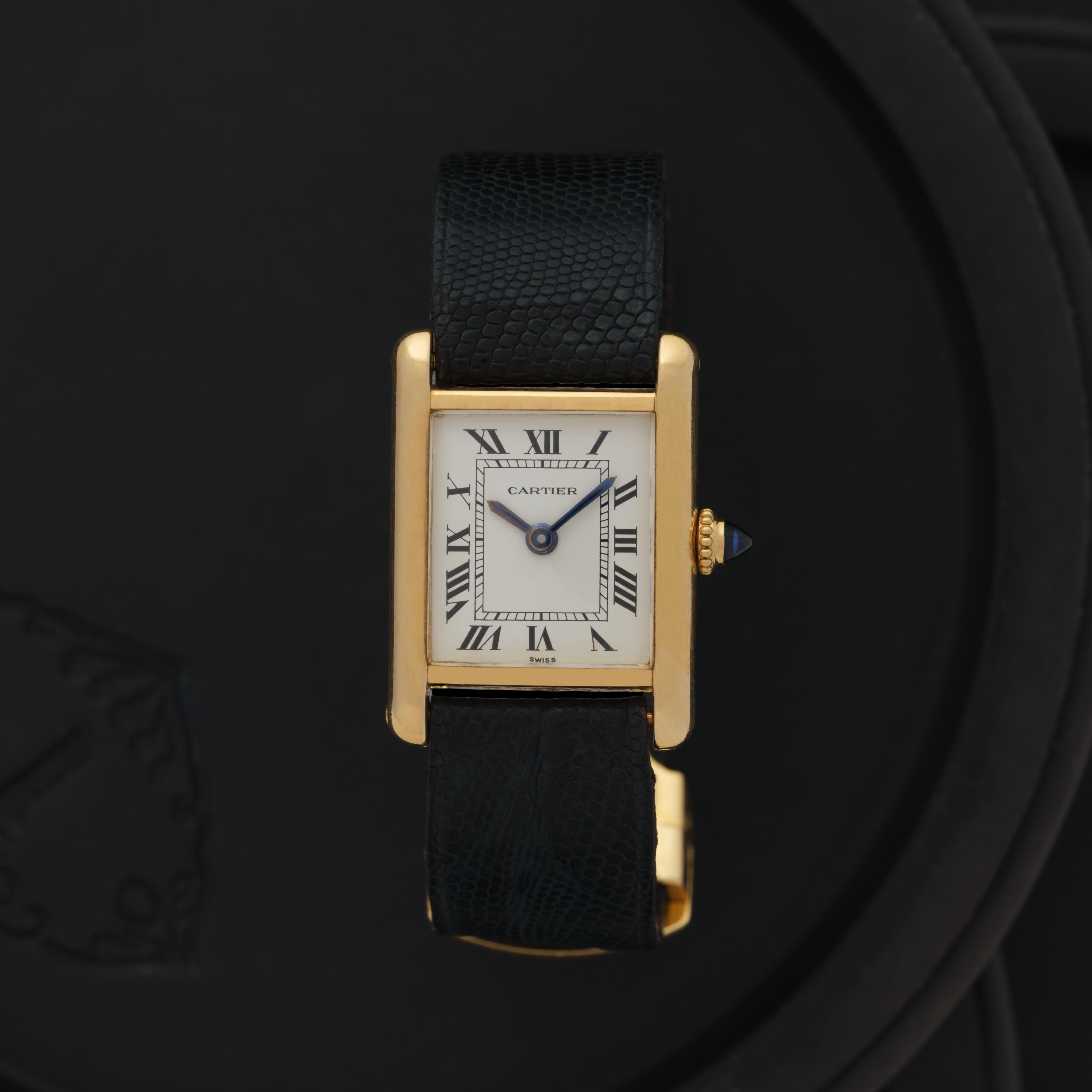 Schöpfer: Cartier
Modell: 7808
Jahr: 1980
MATERIAL: Gehäuse und Faltschließe aus 18 Karat Gelbgold
Zifferblatt: Römische Ziffern 
Gehäuseabmessung: 20mm
Uhrwerk: Handaufzug
Zustand: Guter Vintage By-Zustand
Gewicht: 32 Gramm
Größe: Einstellbar,