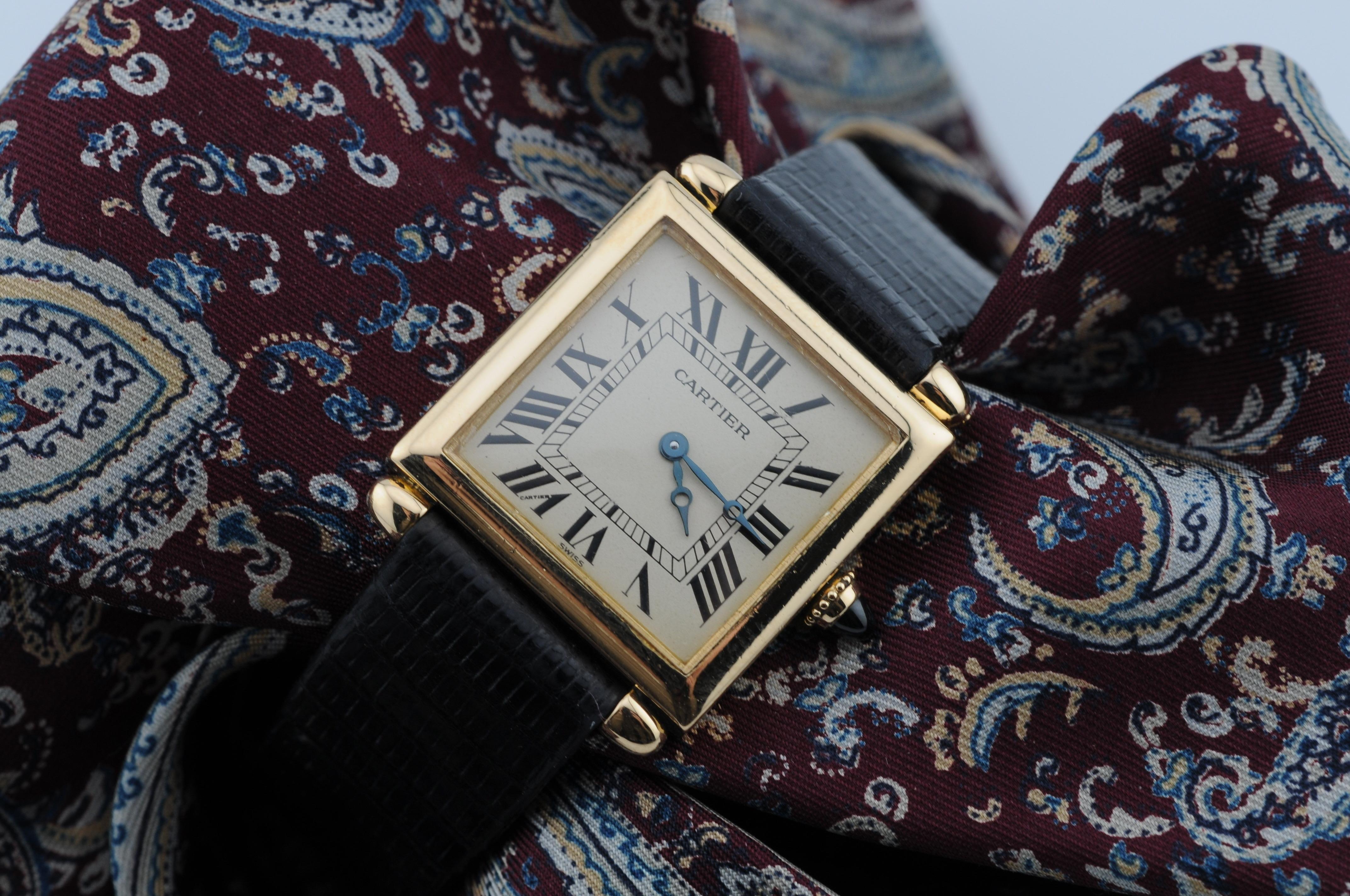Il Cartier Tank Obus in oro giallo 18 carati, referenza 16302, è un vero classico dall'eleganza senza tempo. La sua caratteristica cassa rettangolare misura 25 mm x 31 mm e sta comodamente al polso. All'interno, un affidabile movimento al quarzo