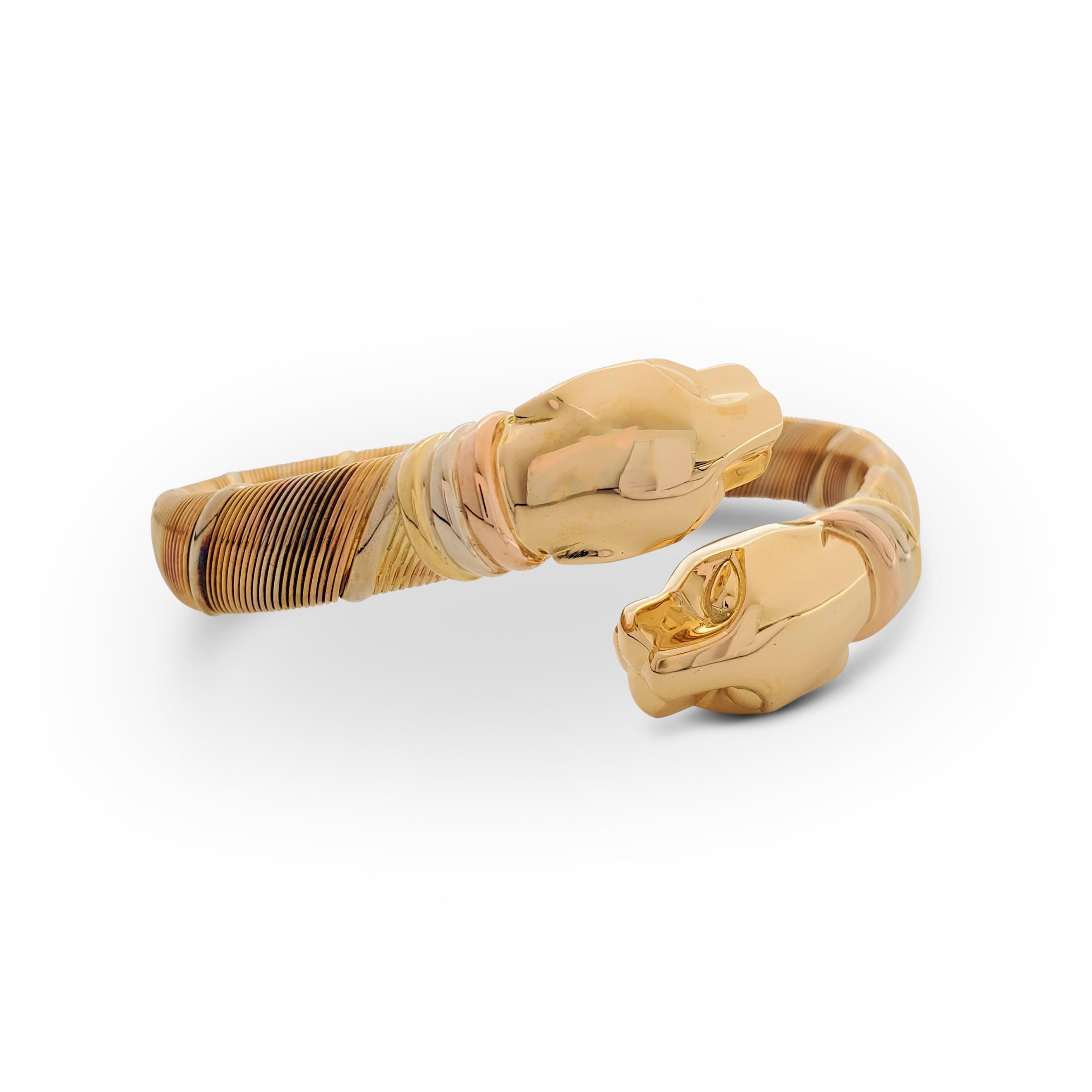 Authentisches Vintage-Armband Panthère de Cartier aus dreifarbigem 18-karätigem Gold mit zwei massiven Pantherköpfen aus Gelbgold. Der Armreif ist ein 