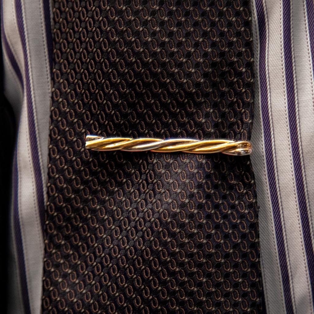 Cartier Clip cravate vintage Trinity en or 18 carats Bon état - En vente à London, GB