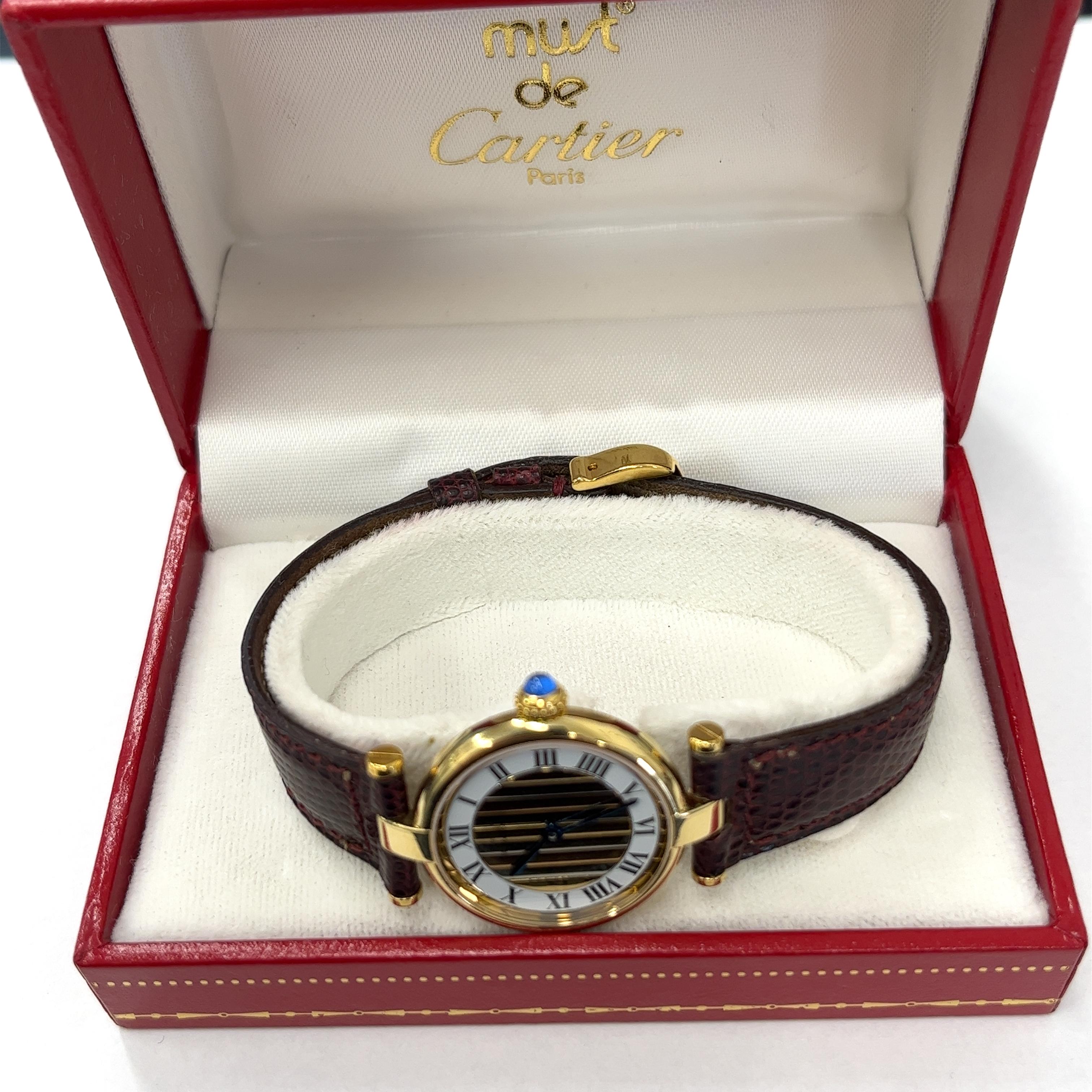 Diese Vintage Cartier Trinity 18ct Gold & Silber Uhr zeigt das klassische dreifarbige Golddesign von Cartier, mit Gelb-, Weiß- und Roségold. Dieser kultige Zeitmesser ist ein echtes Sammlerstück und verkörpert die zeitlose Handwerkskunst und Eleganz