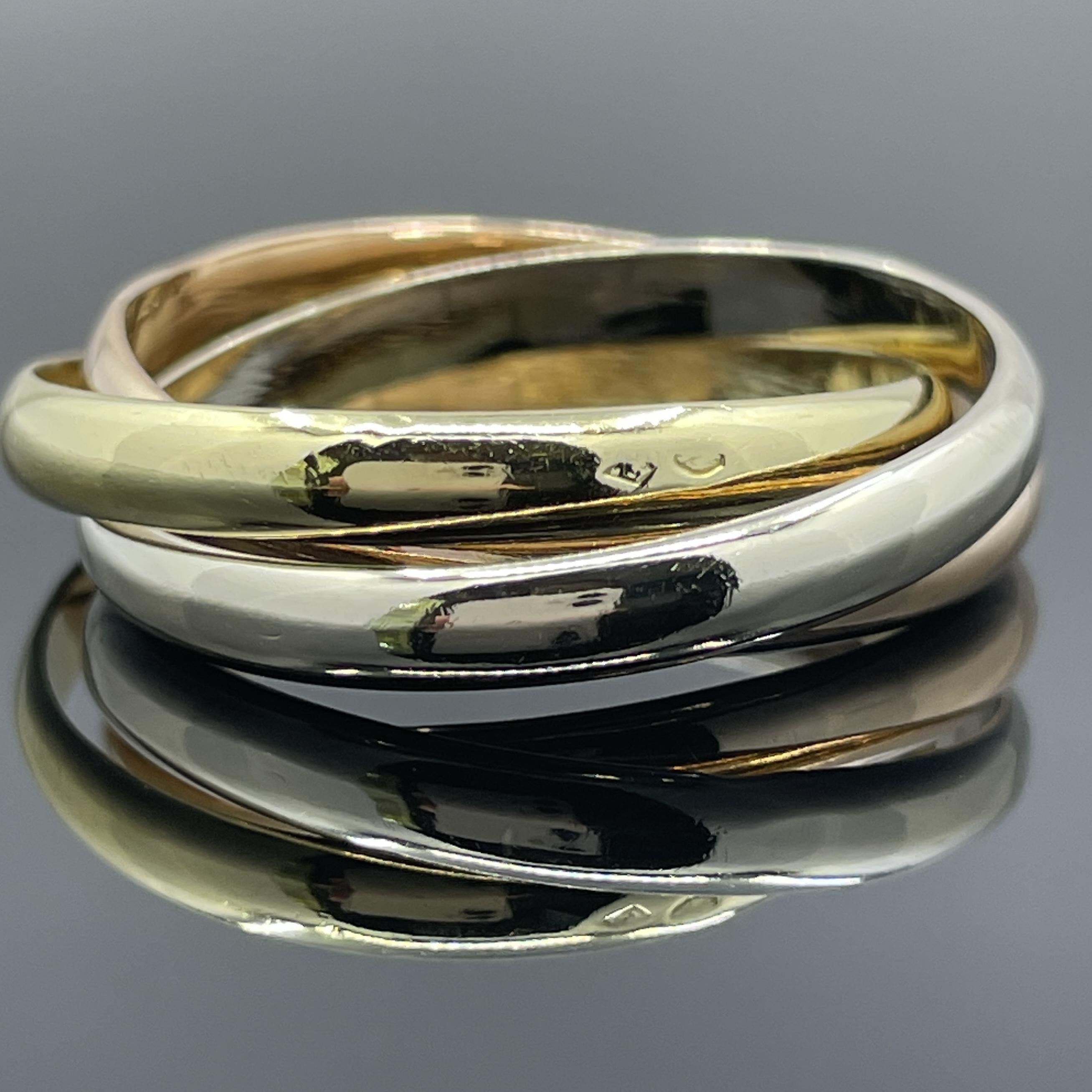 Anello Cartier Trinity d'epoca in oro 18 carati tricolore - Punzoni francesi, 11,5 g, misura 13,5

Un design iconico di Cartier, il classico anello Trinity presenta tre fasce intrecciate in oro giallo, bianco e rosa 18 carati: un simbolo senza tempo