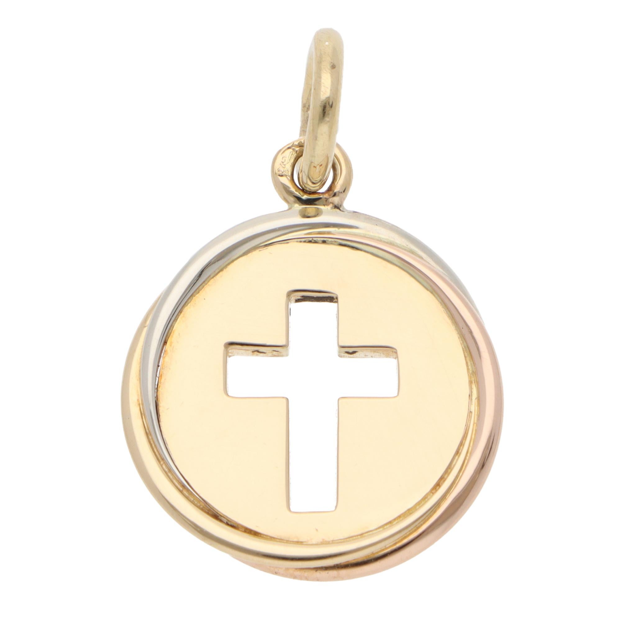 Eine schöne Vintage Cartier Trinity Kreuz Medaille Charme in 18k Gelb-, Rosé- und Weißgold gesetzt.

Der Charme besteht aus einer Medaille aus massivem Gelbgold mit einem Kreuzmotiv. Um die Medaille herum befinden sich drei 1-Millimeter-Bänder aus