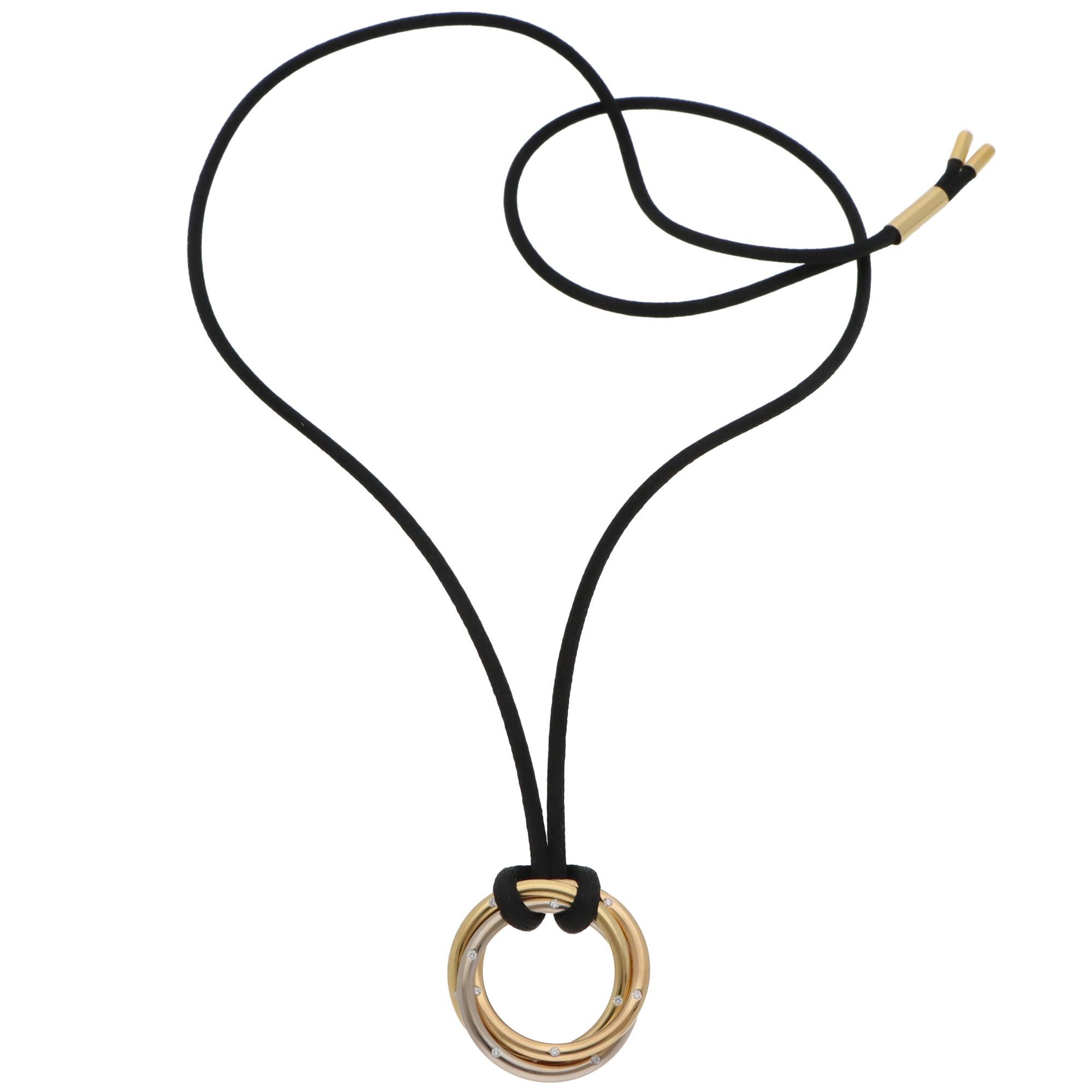 Bellissima collana vintage Cartier Trinity con diamanti incastonati e pendente in oro giallo, rosa e bianco 18 ct.

Il ciondolo è composto da tre fasce di 2 millimetri, che vengono saldate insieme per creare il cerchio. Ci sono 15 diamanti rotondi a