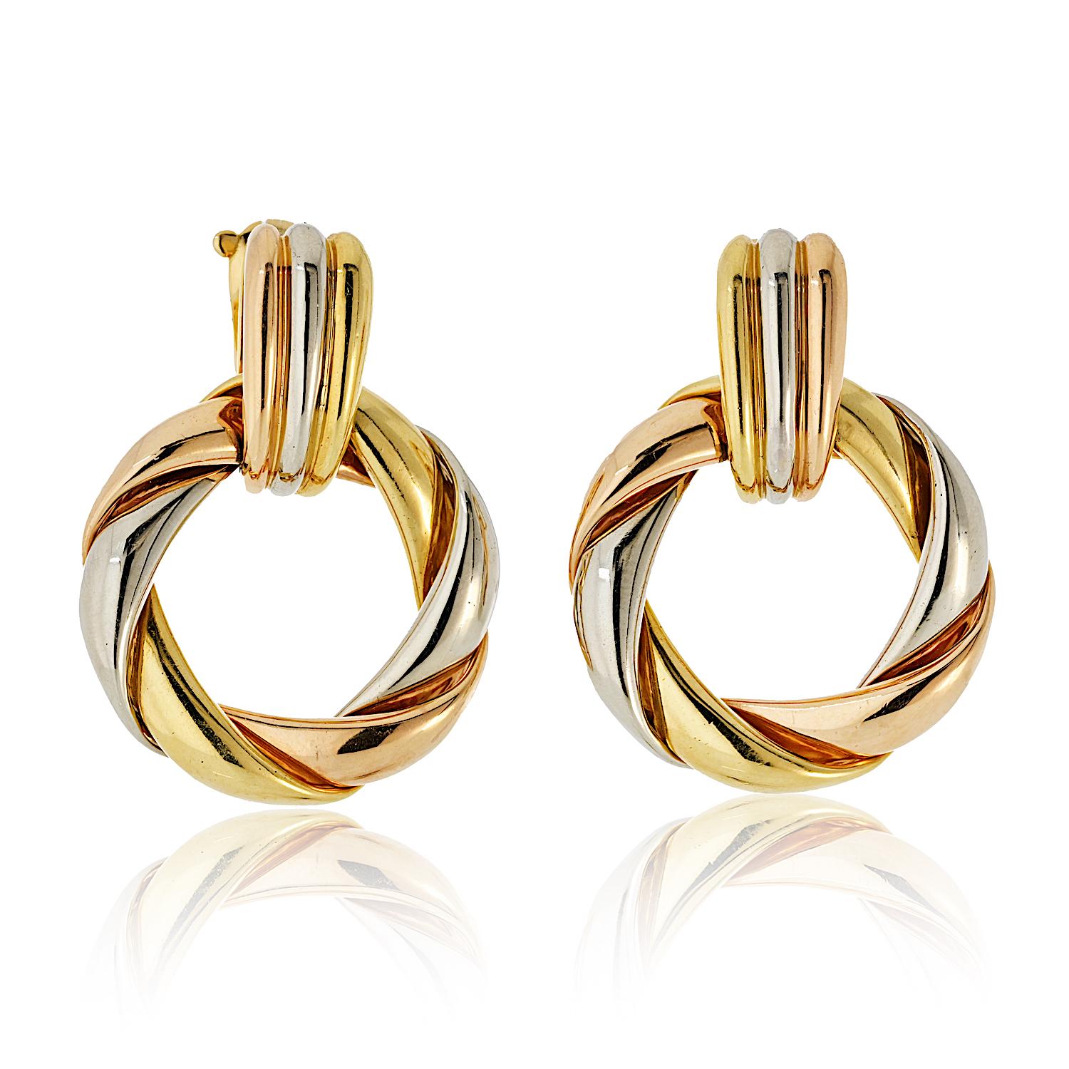 Diese Vintage-Ohrringe von Cartier sind ein wahres Sammlerstück und verkörpern die kühne Raffinesse und zeitlose Eleganz, die das Haus Cartier auszeichnen. Diese seltenen Cartier Trinity Ohrringe sind aus 18 Karat Gelb-, Weiß- und Roségold gefertigt
