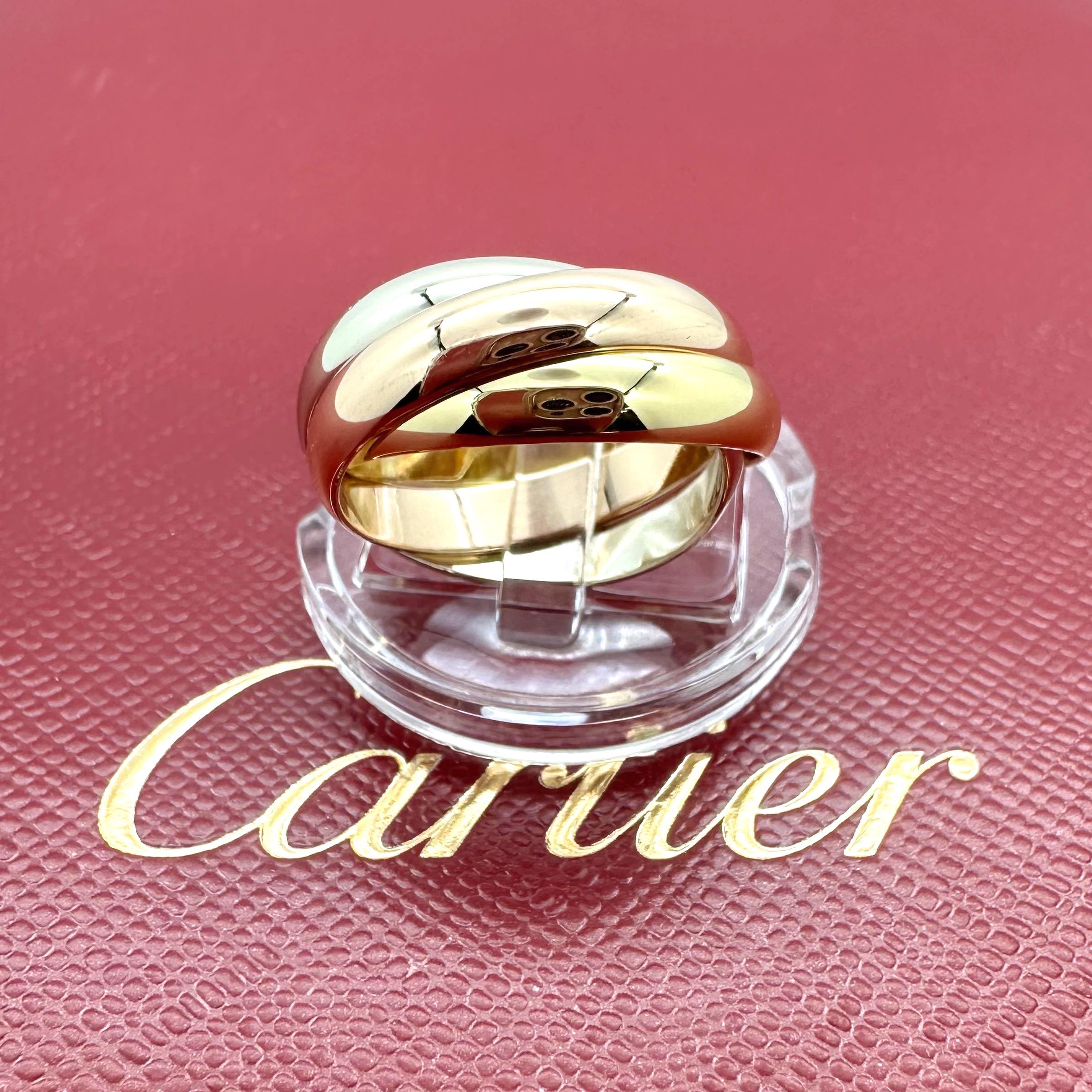 Vintage Les Must De Cartier Collection Multi-Tone Gold Trinity Ring
Stil: Dreiband
Referenznummer: O3444B
Metall: 18K Weiß-, Gelb- und Roségold - 6,9 Gramm
Größe/Maße: 49 (4.75), 3.4 mm breit jedes Band
Punze: 750 49 O 3444 B
Enthält: Cartier