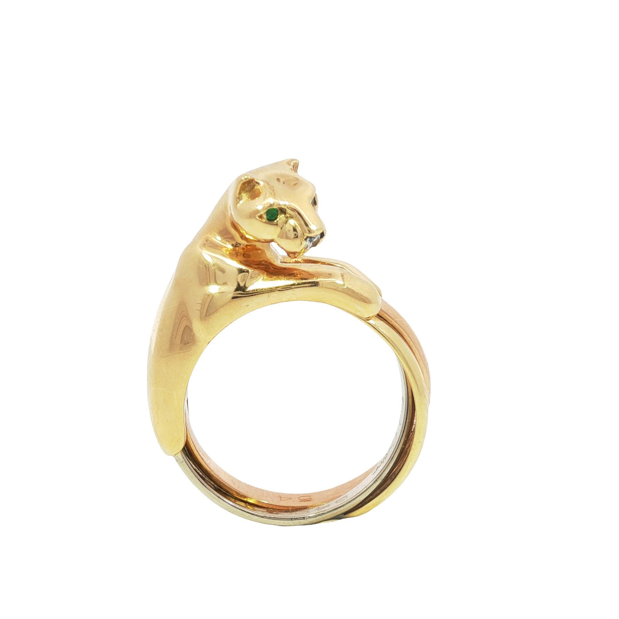 Anello Cartier Trinity Panther d'epoca in oro 18 carati con naso di diamante e occhi di smeraldo

Questo audace anello in oro 18 carati presenta un motivo scultoreo di pantera che avvolge elegantemente il dito. Il design combina oro giallo e bianco