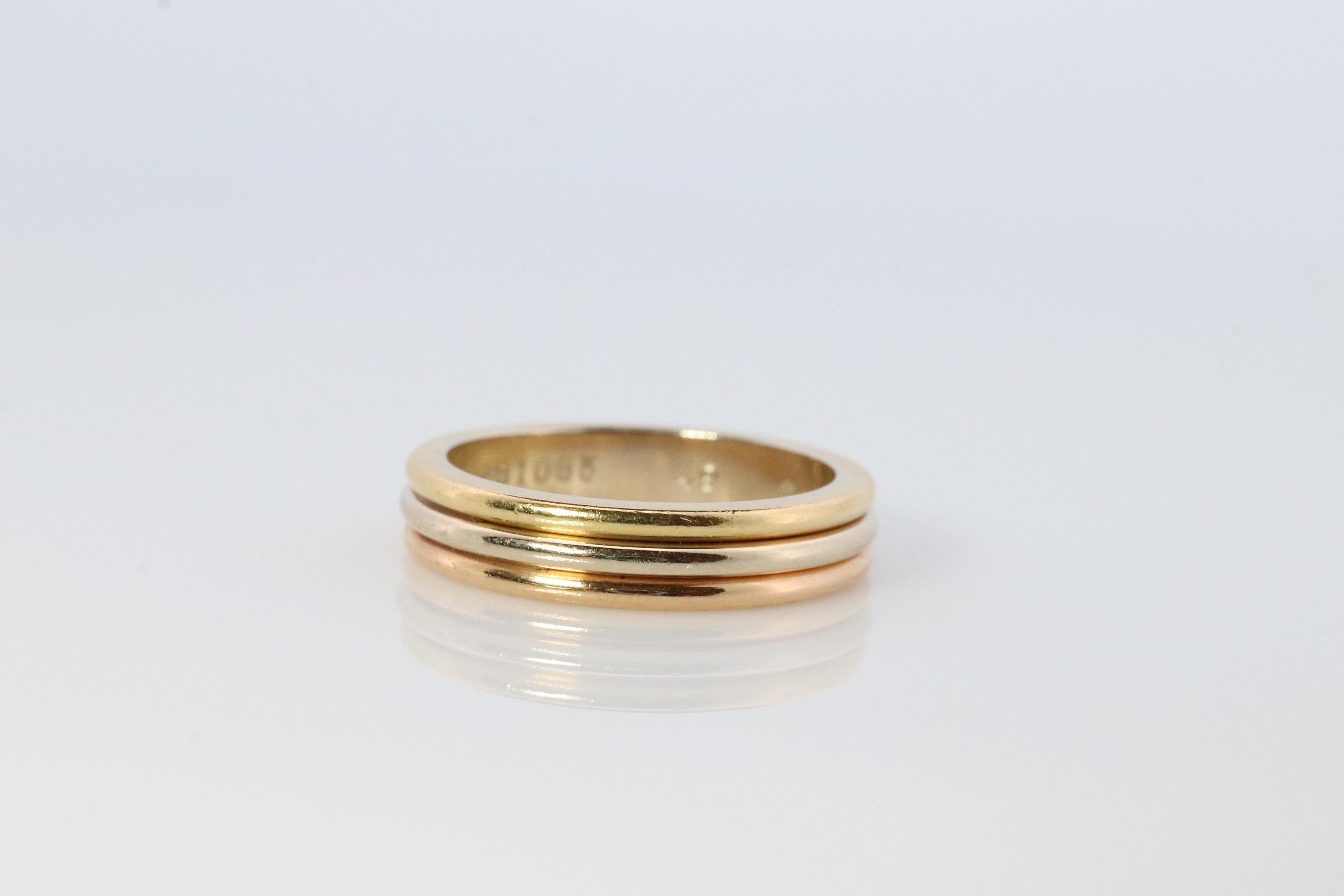 Cartier Vendome Tricolor Ring.

Beautiful  18k Tri band ring. Hallmarked and tests 18k. 

Cartier made 80s
Rose, White and Yellow gold.

Details:

Size 5

4mm wide