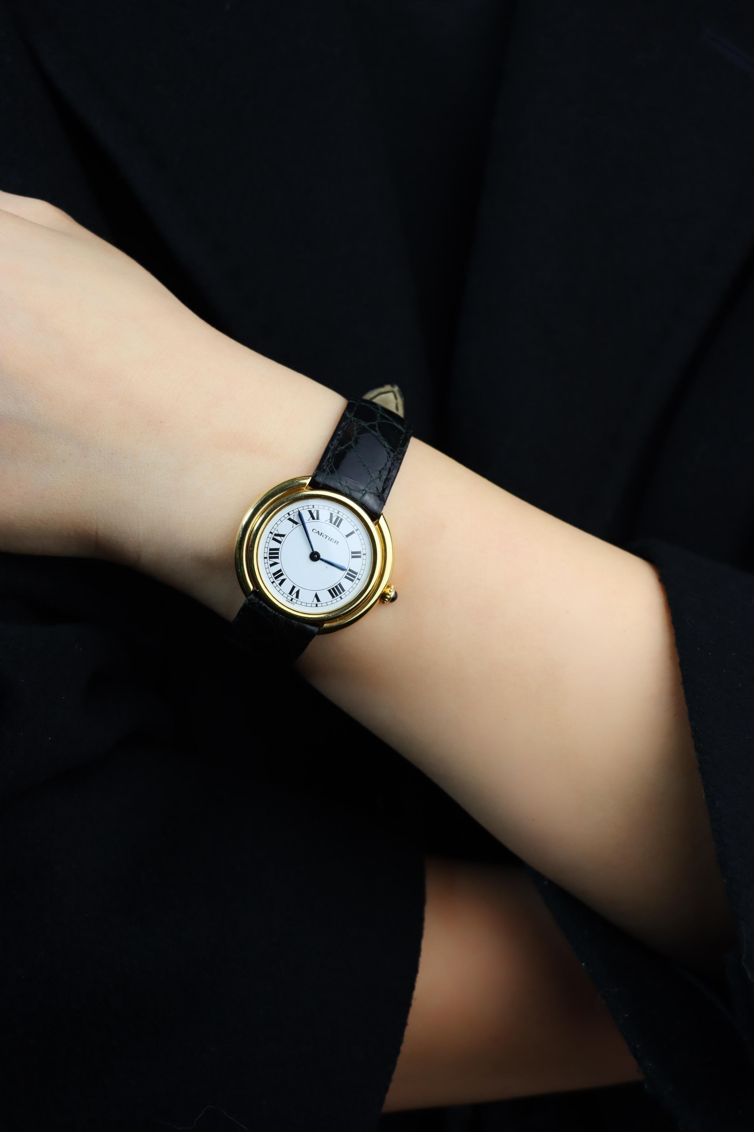 Reloj vintage Cartier Vendome de oro de 18 quilates 

Marcado:
Cartier
París
780902752

Dimensiones aproximadas:
22,1 cm (Longitud)
33 mm (Diámetro de la caja)
6,89 mm (Grosor)
1,5 cm (Ancho de la correa) 
35,1 gramos de peso.