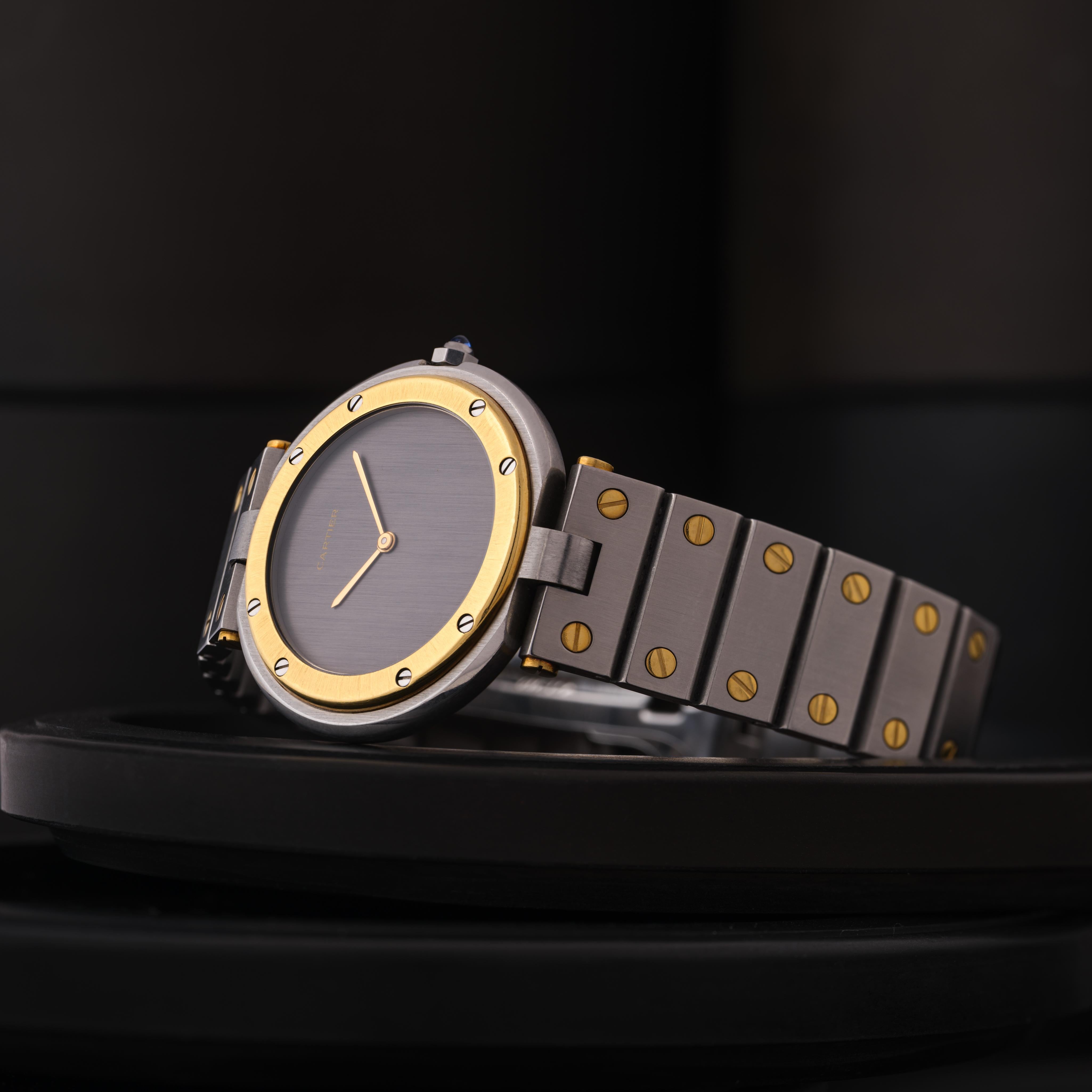 Fabricant : Cartier
Modèle : Vendome 8191
Année : 1980
MATERIAL : Or jaune 18 carats et acier inoxydable
Cadran : rare cadran gris fantôme
Mesure du boîtier : 32mm
Mouvement : Quartz
Condit : Très bon Vintage By
Poids : 70 grammes
Taille :