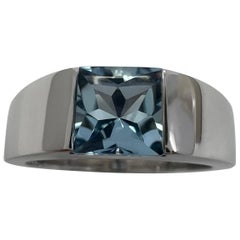 Vintage Cartier – Tank-Ring aus 18 Karat Weißgold mit einem leuchtend blauen, quadratischen Aquamarin im Kissen-Schliff 50