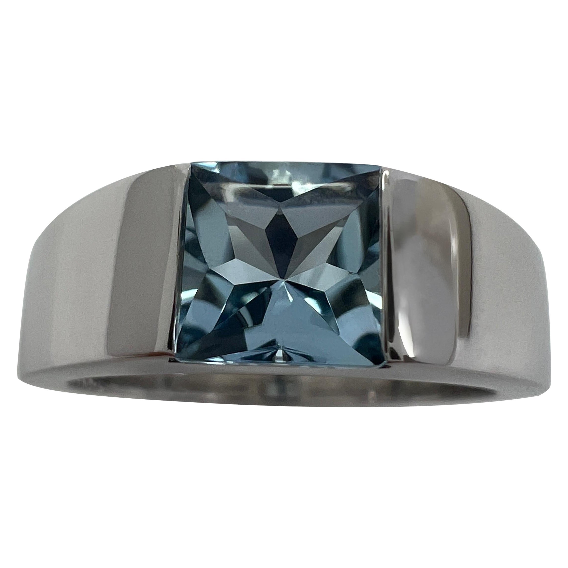 Anello Cartier d'epoca con cuscino quadrato di acquamarina blu vivo in oro bianco 18 carati 51
