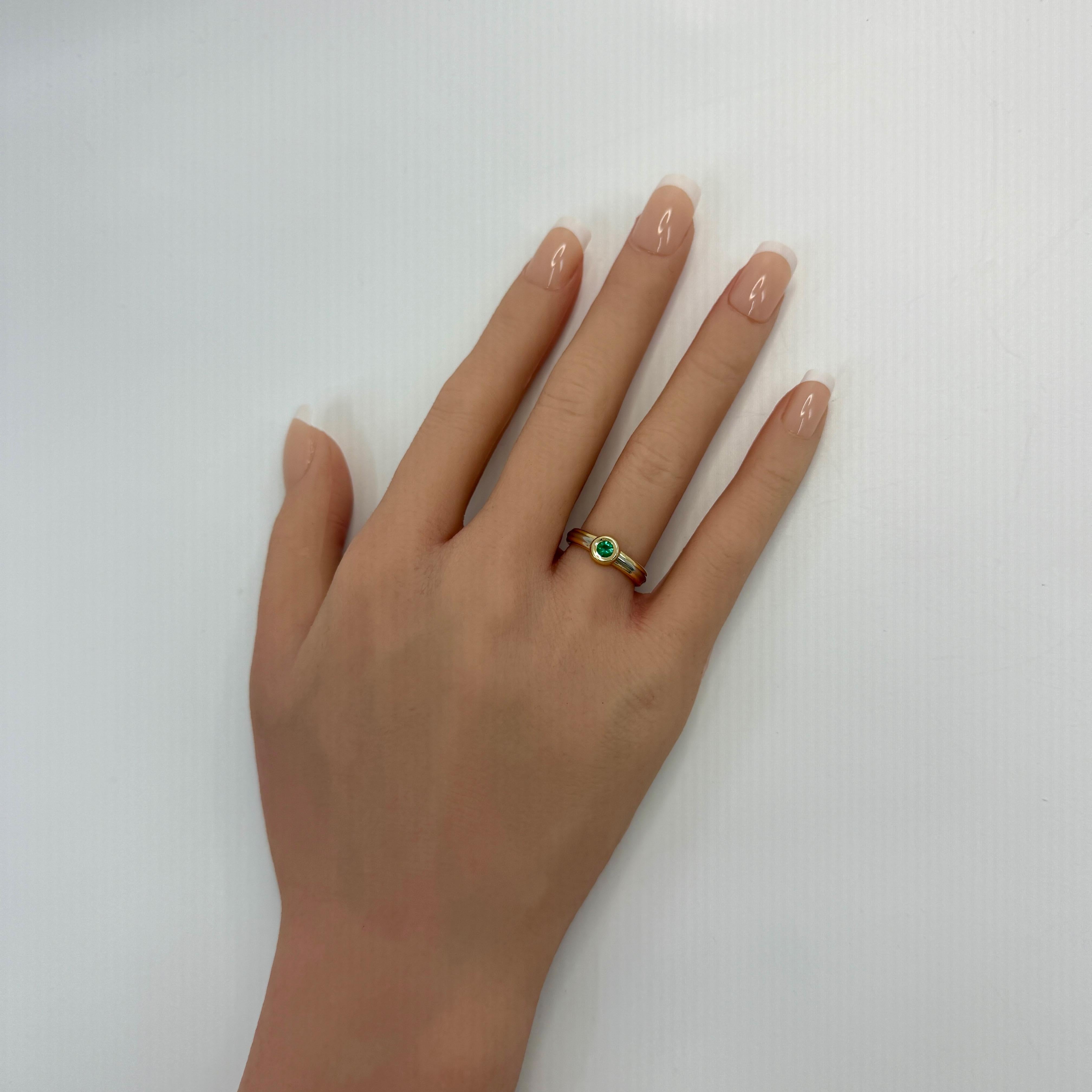 Anello solitario d'epoca Cartier con smeraldo vivo rotondo in oro 18 carati tricolore multitono In condizioni ottime in vendita a Birmingham, GB