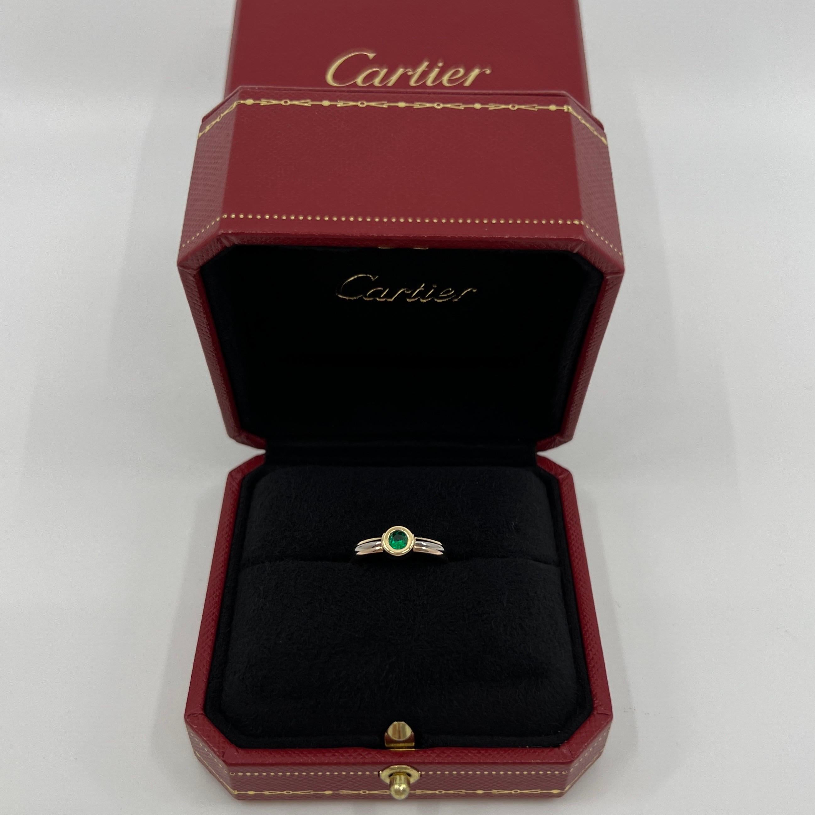 Vintage Cartier Vivid Emerald Round 18k Tricolour Multi Tone Gold Solitaire Ring In Excellent Condition In Birmingham, GB