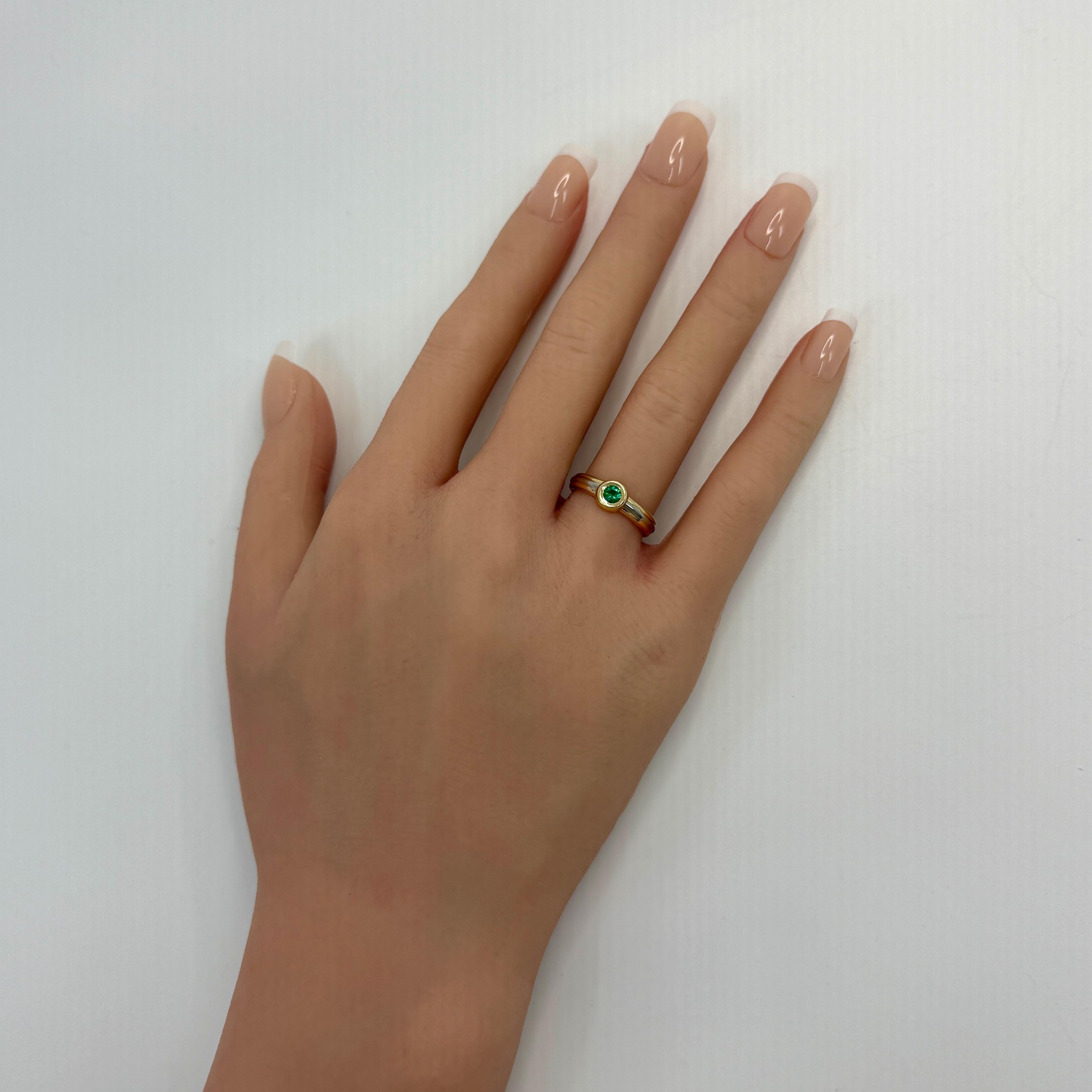 Anello solitario d'epoca Cartier con smeraldo vivo rotondo in oro 18 carati tricolore multitono in vendita 2