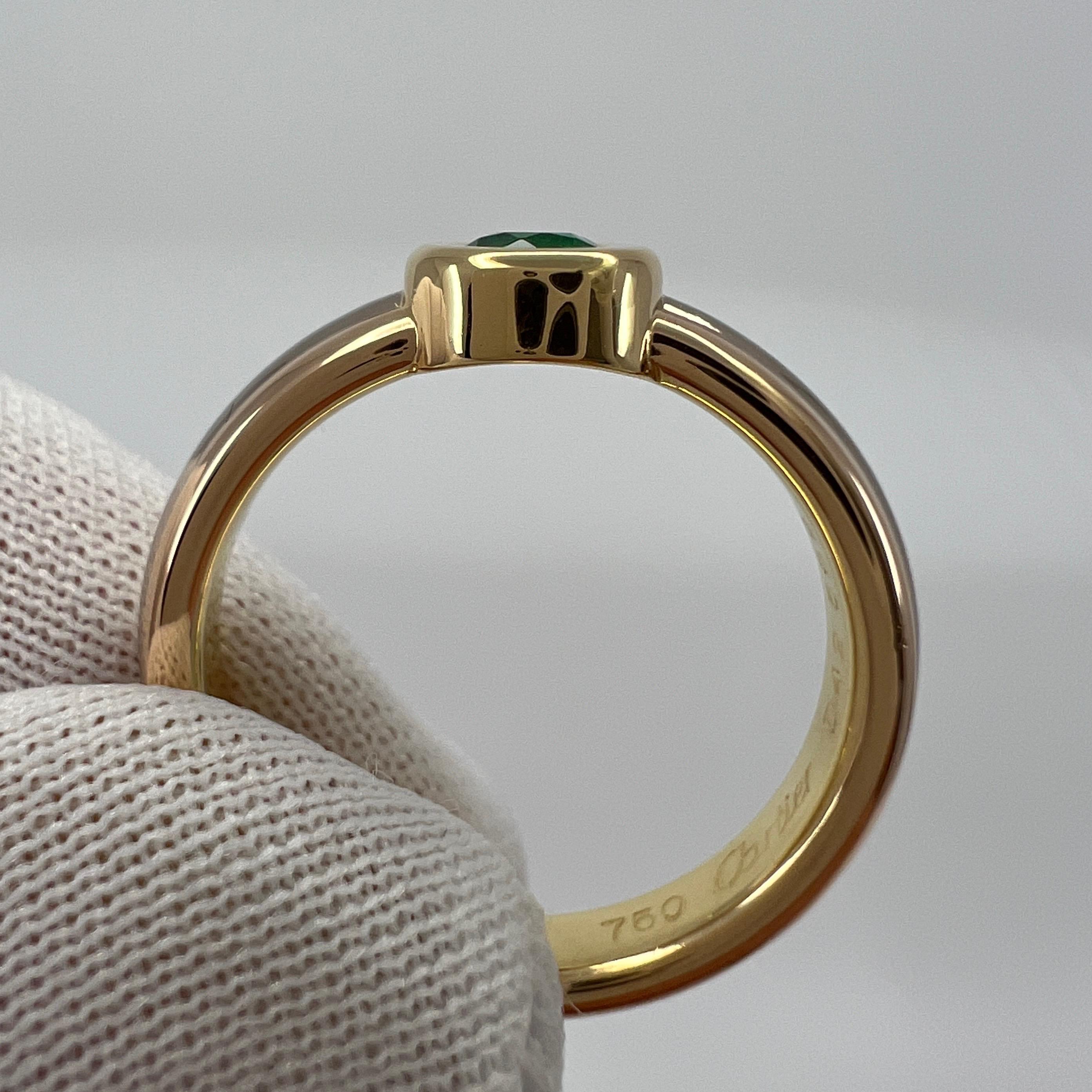 Anello solitario d'epoca Cartier con smeraldo vivo rotondo in oro 18 carati tricolore multitono in vendita 2