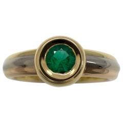 Anello solitario d'epoca Cartier con smeraldo vivo rotondo in oro 18 carati tricolore multitono