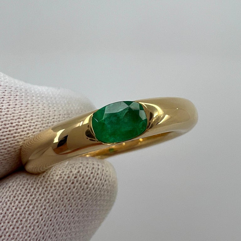 Women's or Men's Vintage Cartier Vivid Green Emerald Ellipse 18k Yellow Gold Solitaire Ring