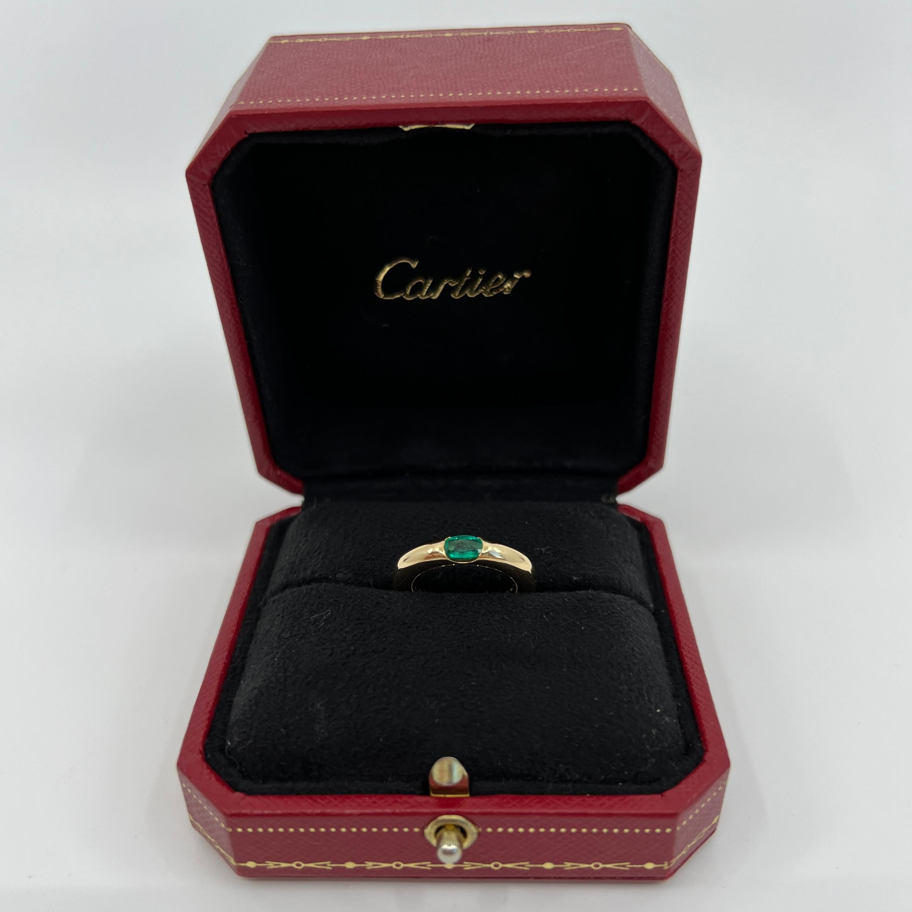 Vintage Cartier Vivid Green Emerald Ellipse 18k Yellow Gold Solitaire Ring In Excellent Condition In Birmingham, GB