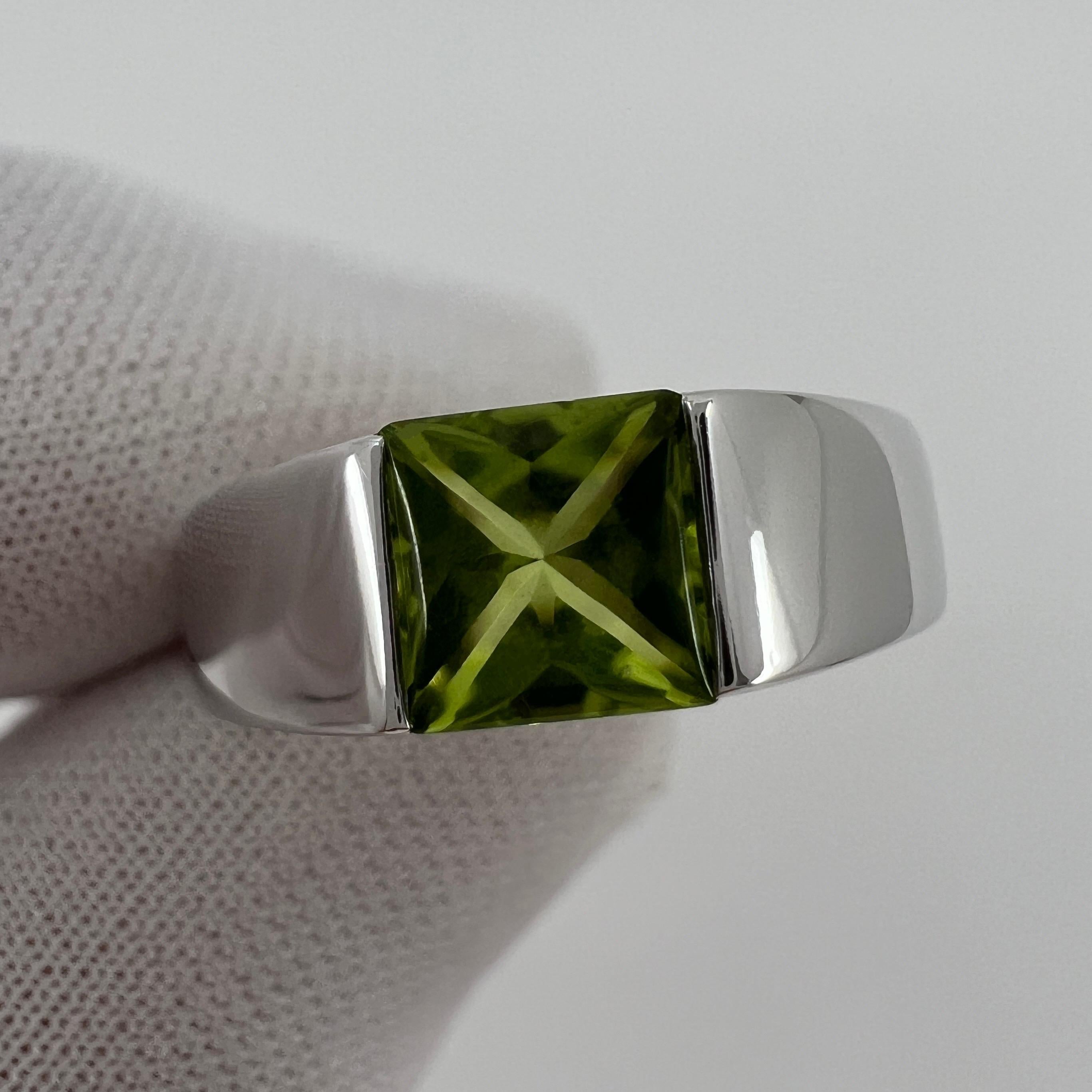 Vintage By Cartier Peridot Verde Vivido 18 Karat White Gold Tank Band Solo Ring 49 In condizioni ottime in vendita a Birmingham, GB