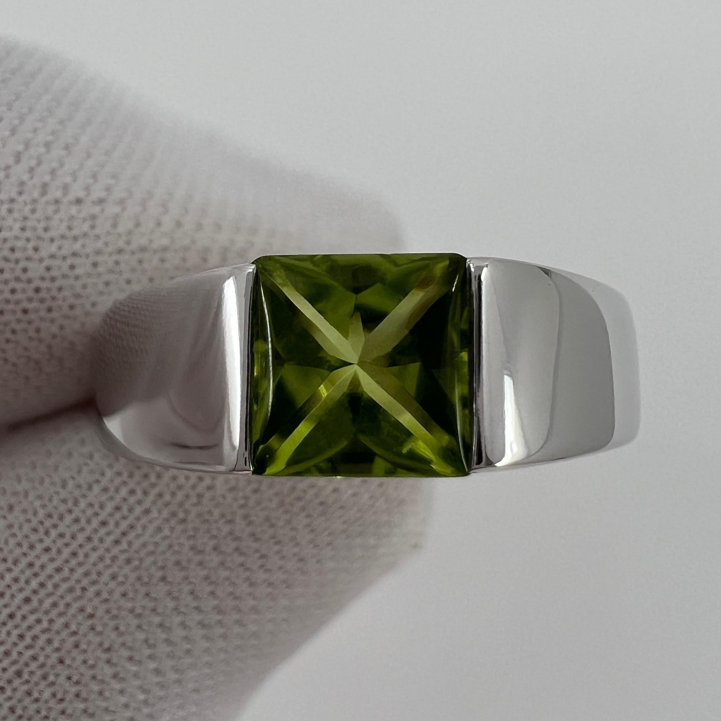 Vintage By Cartier Peridot Verde Vivido 18 Karat White Gold Tank Band Solo Ring 49 in vendita 1