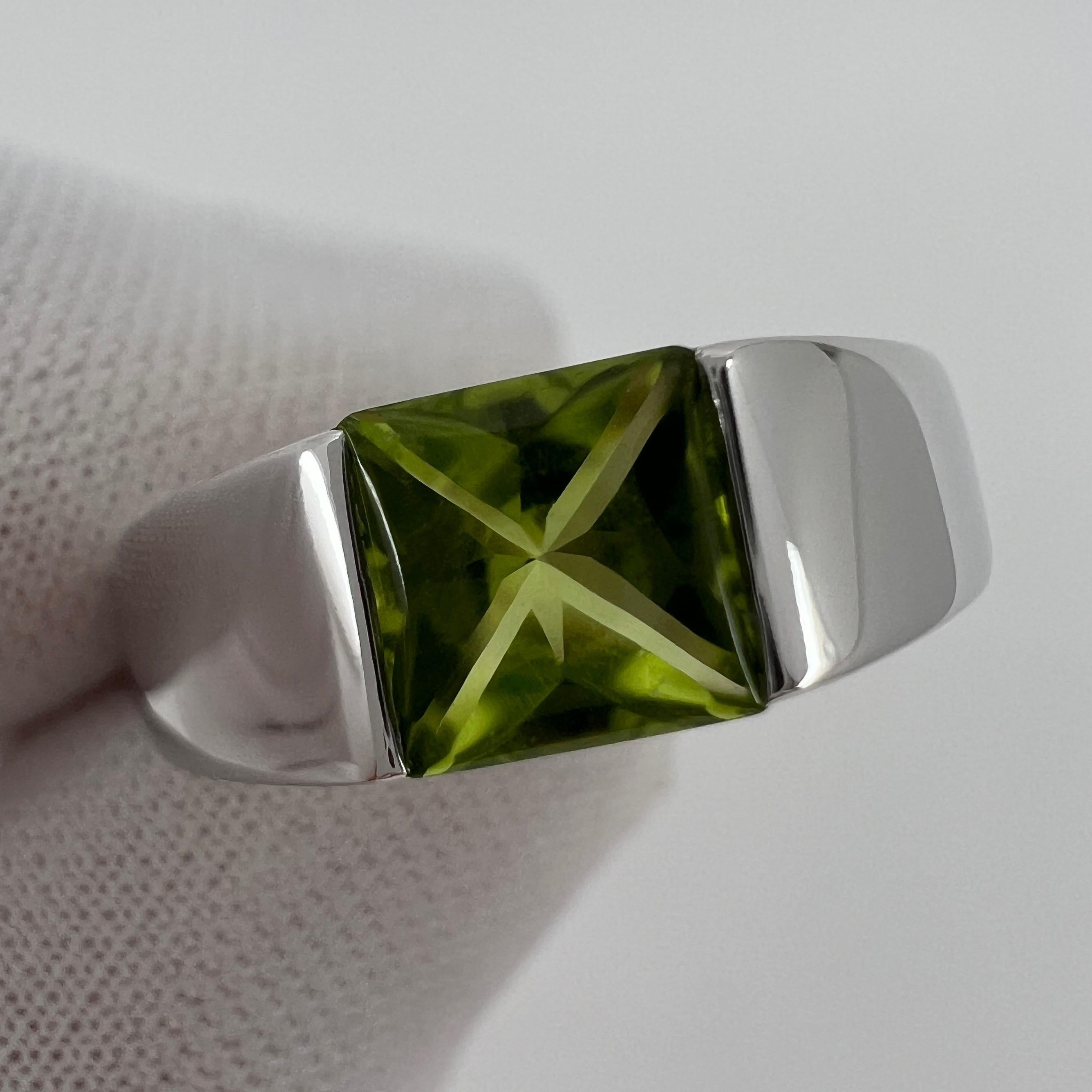 Vintage By Cartier Peridot Verde Vivido 18 Karat White Gold Tank Band Solo Ring 49 in vendita 4