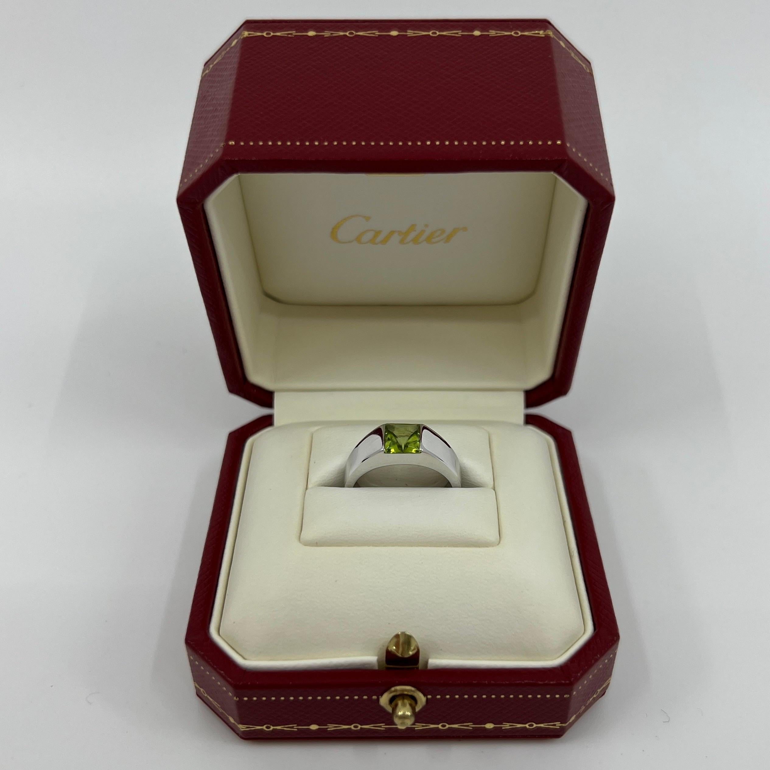 Taille carrée Vintage Cartier Vivid Green Peridot 18 Karat White Gold Tank Band Solo Ring 51 en vente