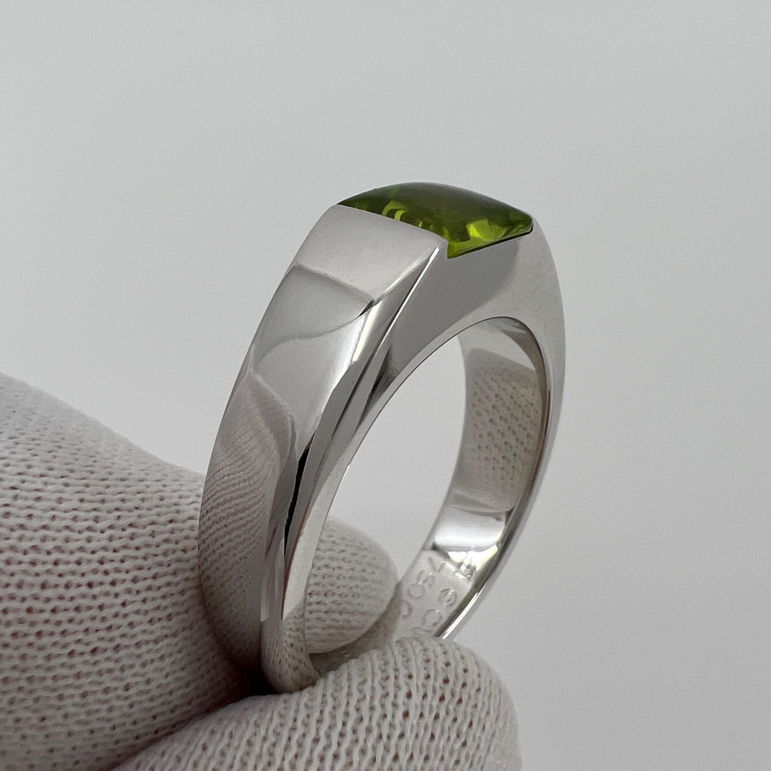Vintage Cartier Vivid Green Peridot 18 Karat White Gold Tank Band Solo Ring 51 In Excellent Condition In Birmingham, GB