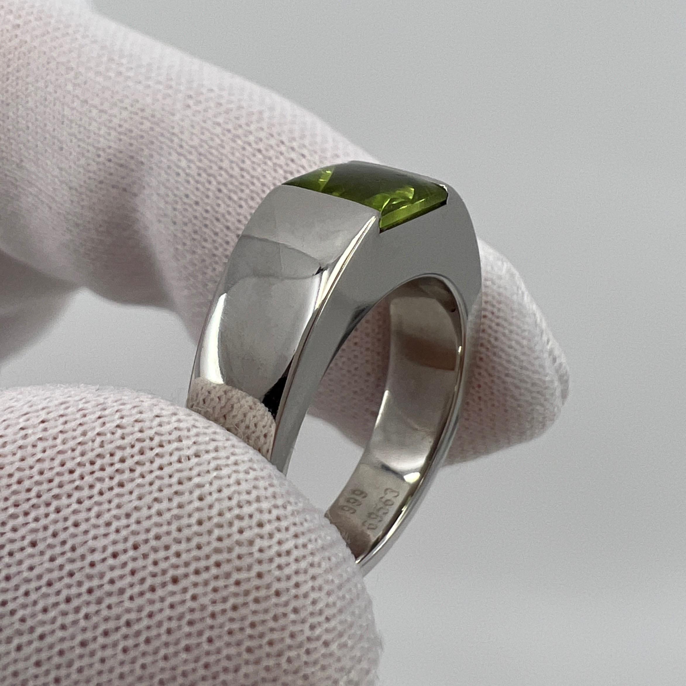 Vintage Cartier Vivid Green Peridot 18 Karat White Gold Tank Band Solo Ring In Excellent Condition In Birmingham, GB