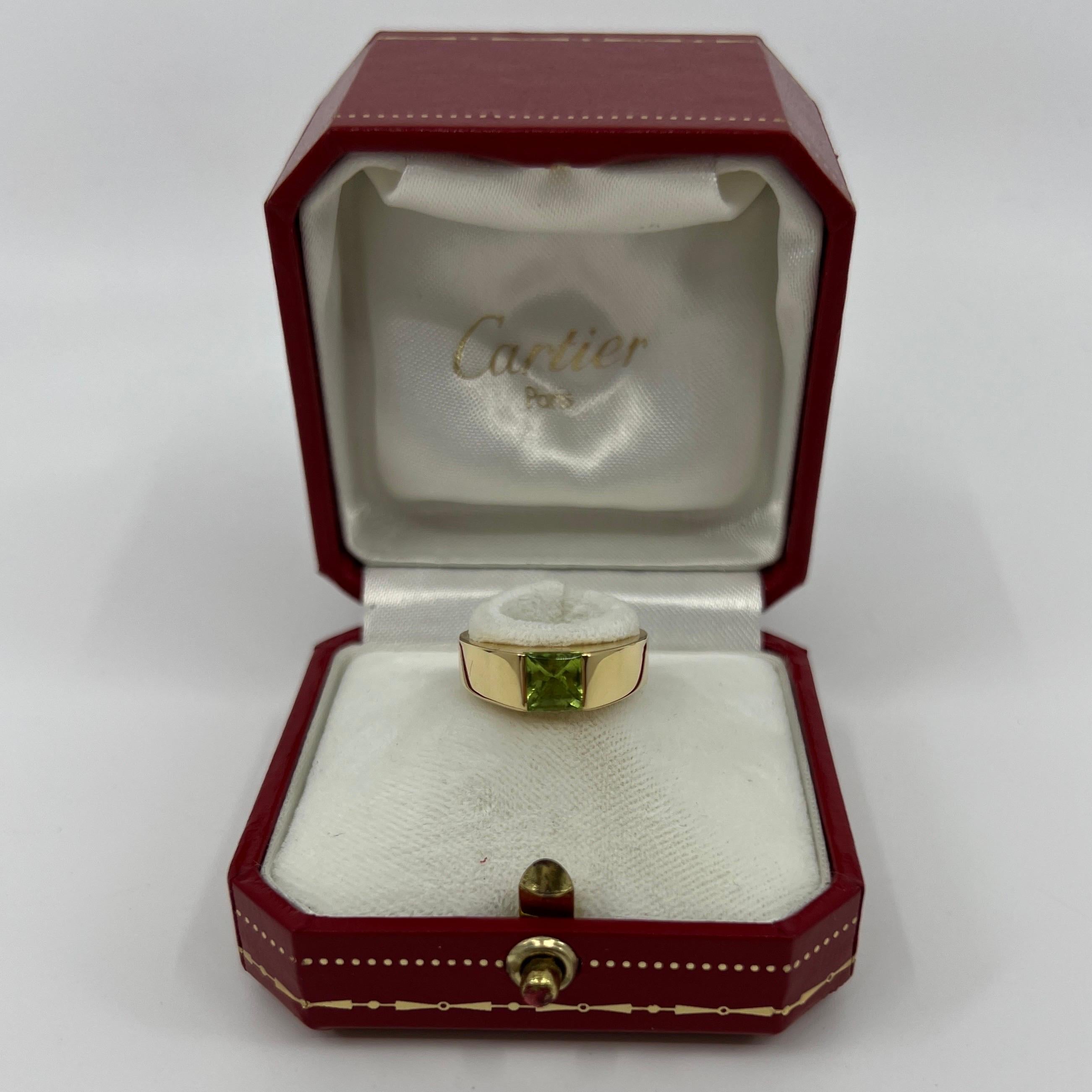 Seltene Vintage Cartier Vivid Green Peridot 18k Gelbgold Tank Ring.

Atemberaubender Ring aus Gelbgold mit einem 6 mm großen, lebendigen grünen Peridot. 
Edle Schmuckhäuser wie Cartier verwenden nur die feinsten Edelsteine, und dieser Peridot ist