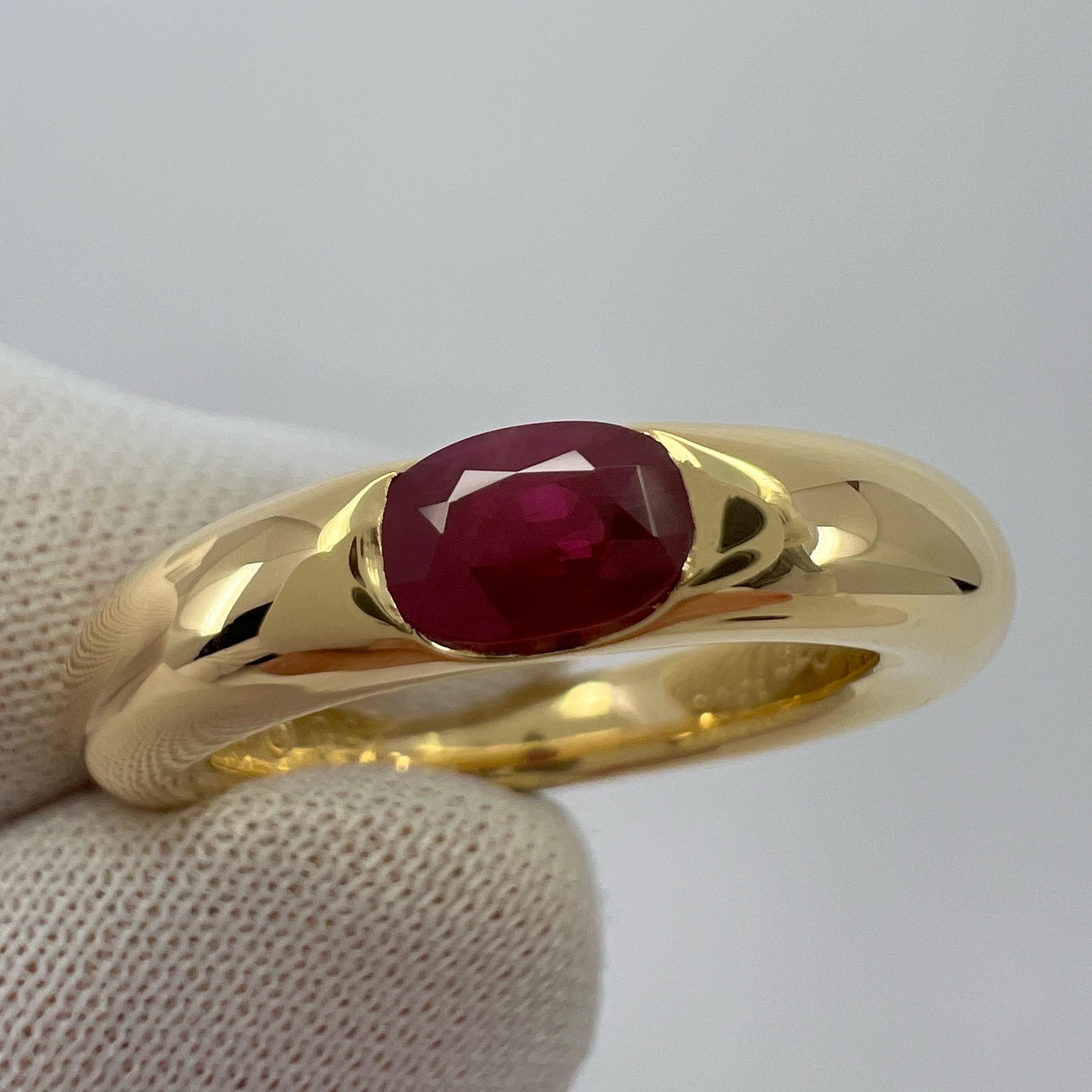 Vintage Cartier Vivid Red Ruby 18k Yellow Gold Solitaire Band Ring.

Superbe bague en or jaune sertie d'un rubis rouge vif. Les maisons de haute joaillerie comme Cartier n'utilisent que les plus belles pierres précieuses et ce rubis ne fait pas