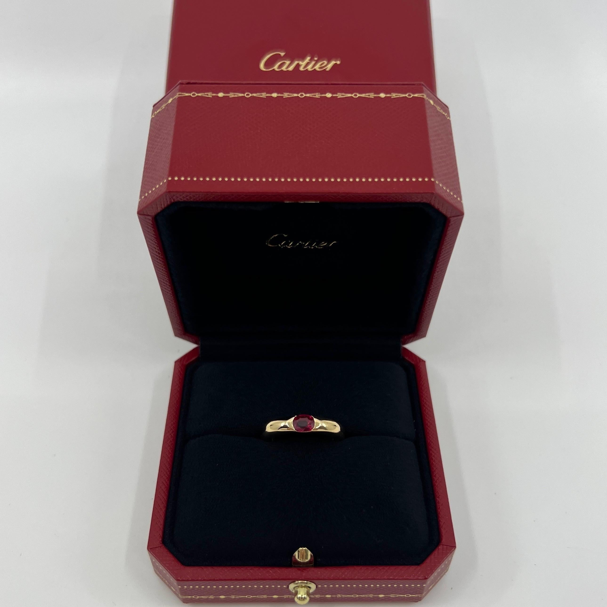 Vintage Cartier Deep Red Ruby 18k Gelbgold Solitaire Band Ring.

Atemberaubender Ring aus Gelbgold, besetzt mit einem leuchtend rosaroten Rubin. Edle Schmuckhäuser wie Cartier verwenden nur die feinsten Edelsteine, und dieser Rubin ist keine