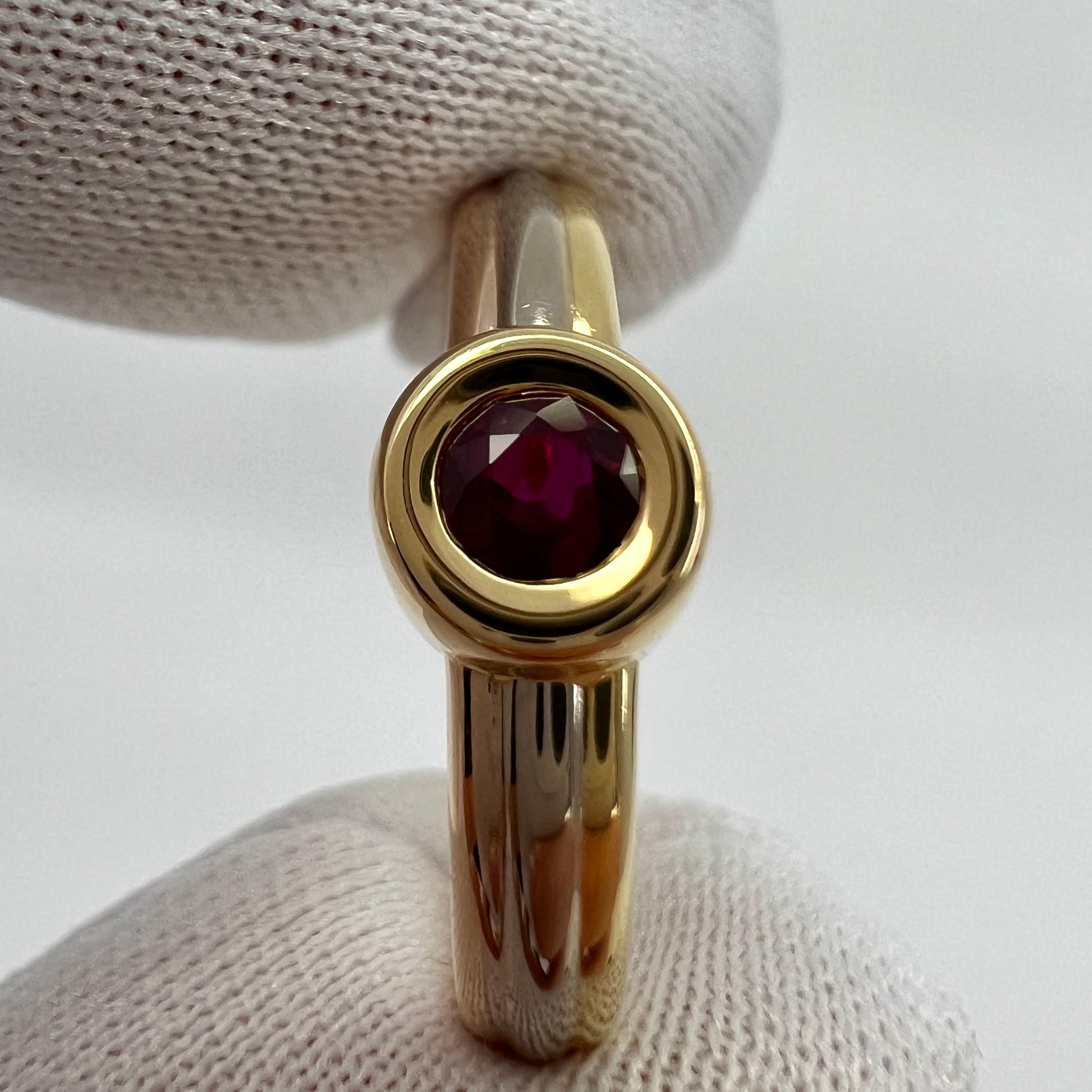 Vintage Cartier Vivid Ruby Round 18k Tricolour Multi Tone Gold Solitaire Ring 48 In Excellent Condition In Birmingham, GB