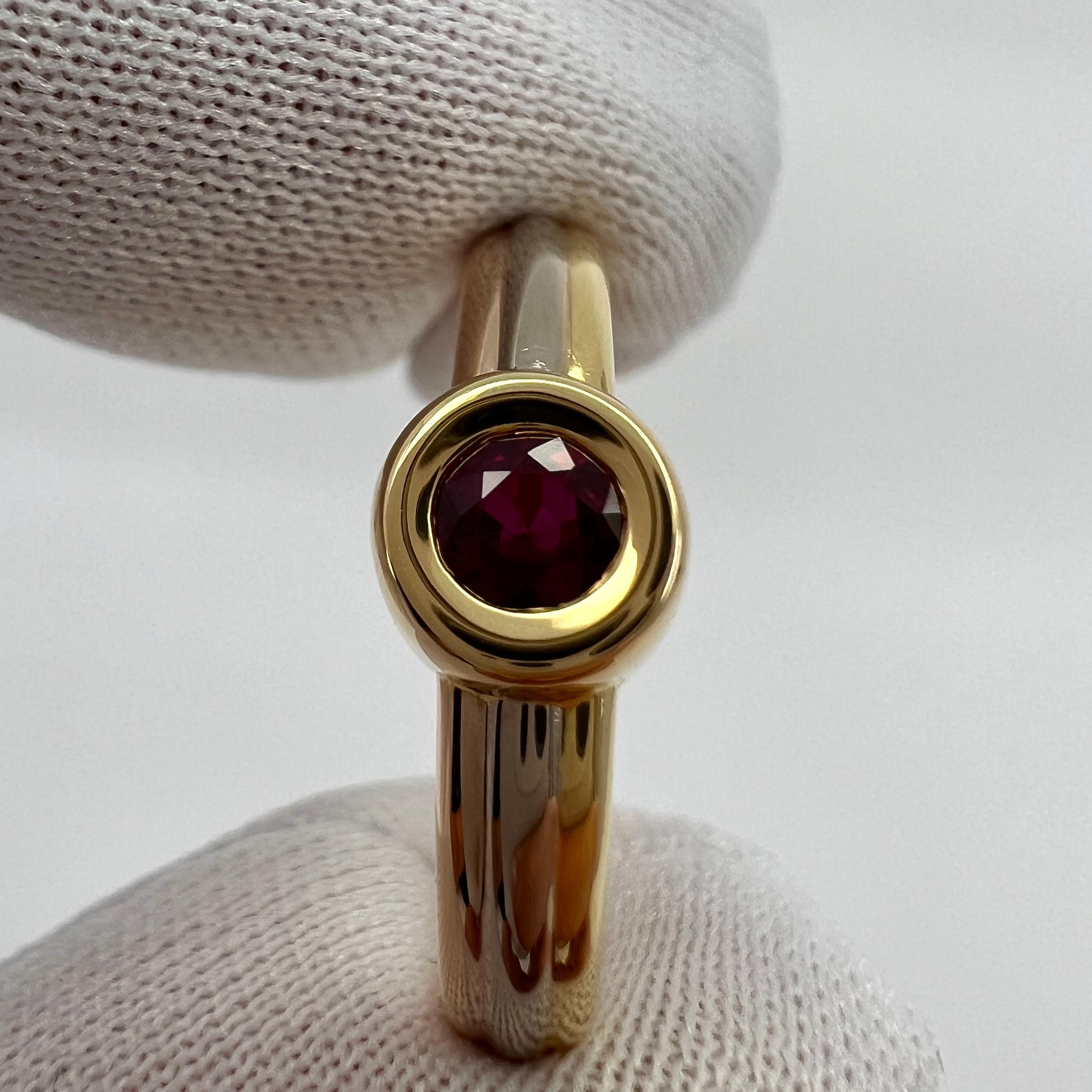 Women's or Men's Vintage Cartier Vivid Ruby Round 18k Tricolour Multi Tone Gold Solitaire Ring