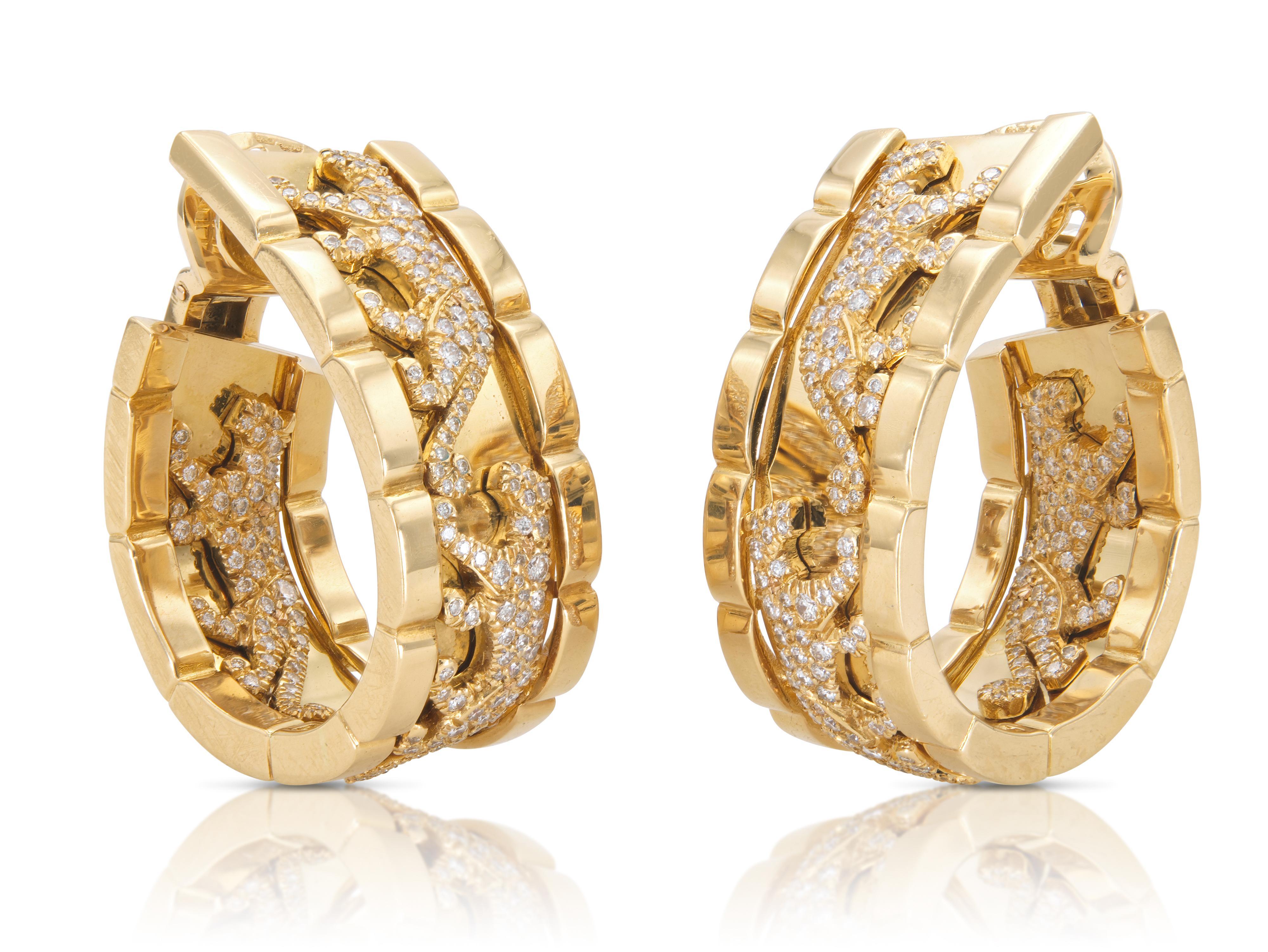 Finemente realizzato in oro giallo 18 carati con diamanti rotondi taglio brillante.
Firmato da Cartier, dalla collezione Panthere da passeggio.