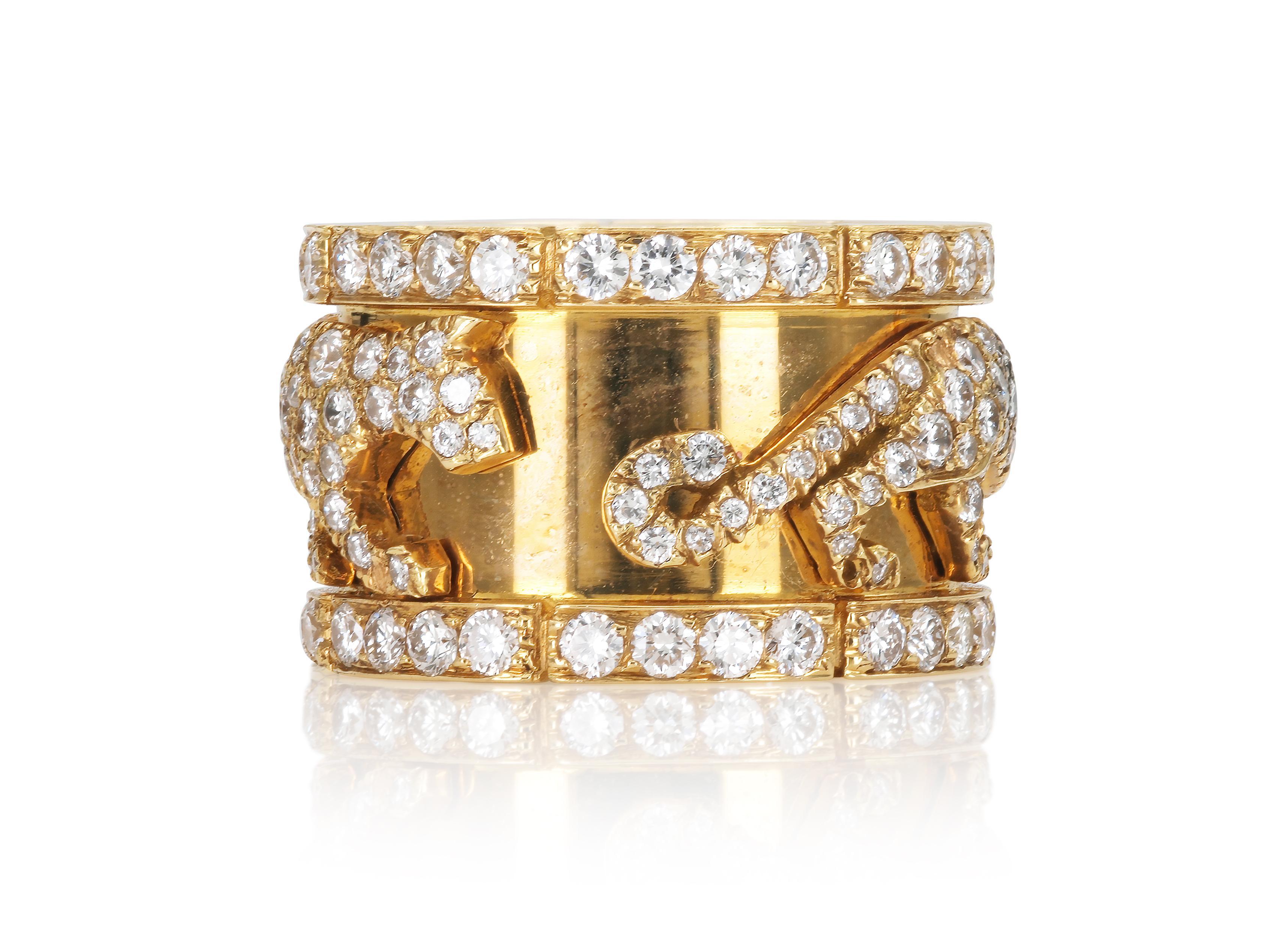 Finemente realizzato in oro giallo 18 carati con diamanti taglio Brilliante per un totale di circa 4,00 carati.
Firmato da Cartier, dalla collezione Walking Panthere.
Taglia 52 (US 6)