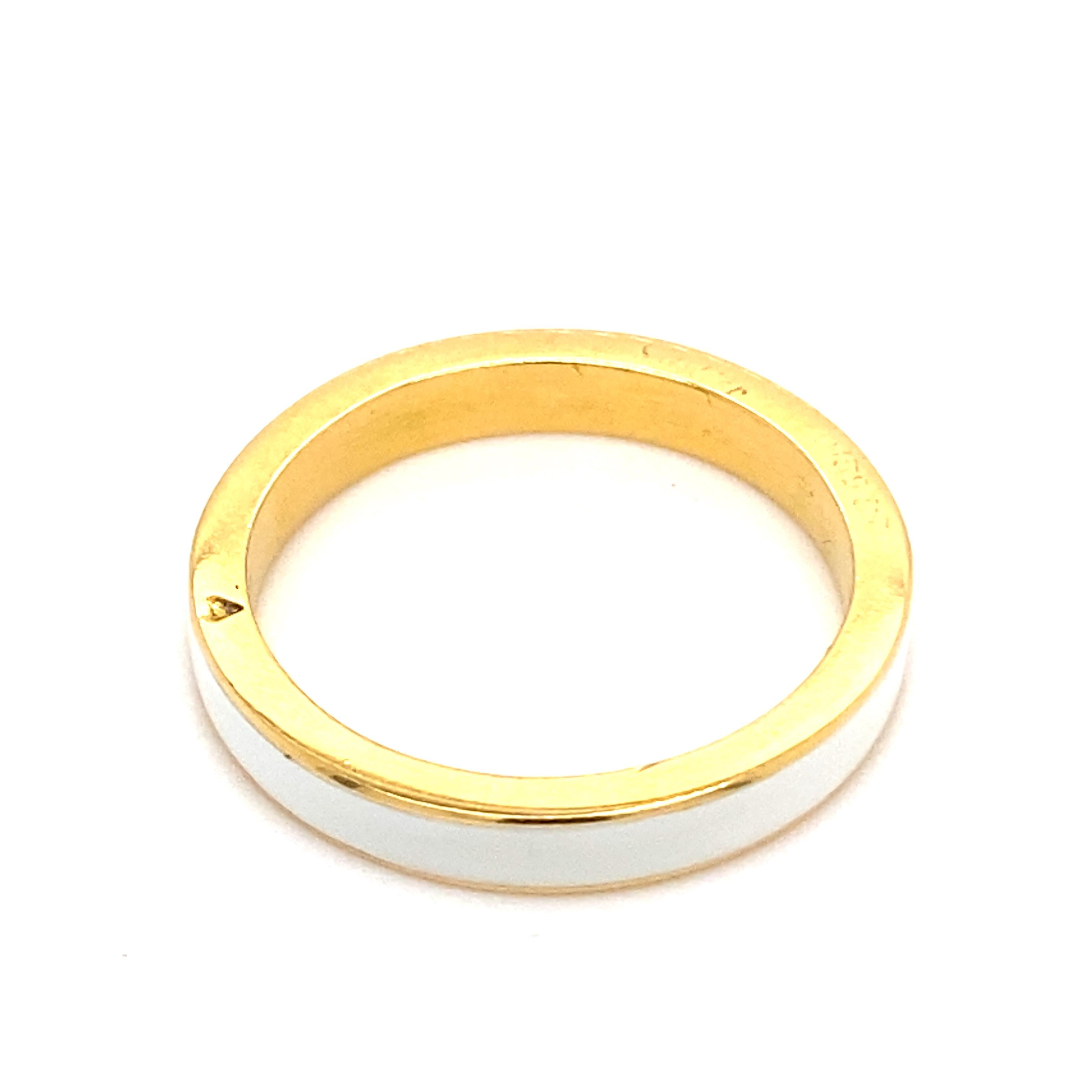 Ein altes Cartier-Armband aus 18 Karat Gelbgold mit weißer Emaille, um 1960.

Ein schlichtes Band aus 18 Karat Gelbgold mit einem Ring aus weißer Guilloche-Emaille in der Mitte.

Ein wunderschöner, eleganter Ring, der allein oder als Teil eines