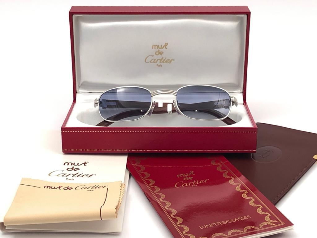 Nouveau 1990 Cartier Full Set Breteuil Hardwood Lunettes de soleil avec de nouveaux verres dégradés bleus (protection contre les UV). 
Le cadre est avec le devant et les côtés en or jaune et blanc et a les fameuses branches en bois et accents