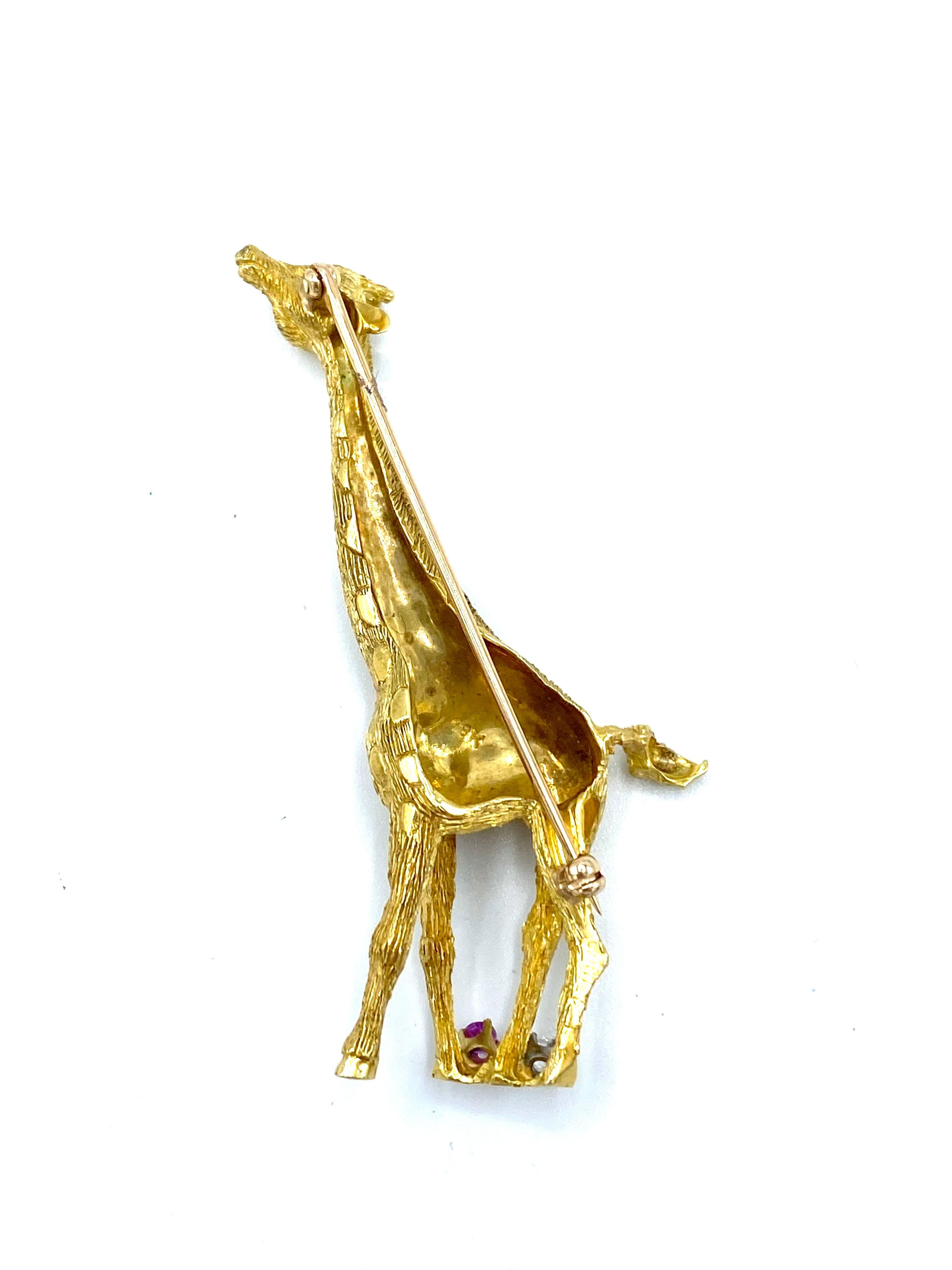 Round Cut Vintage Cartier Yellow Gold Diamond and Ruby Giraffe Brooch 