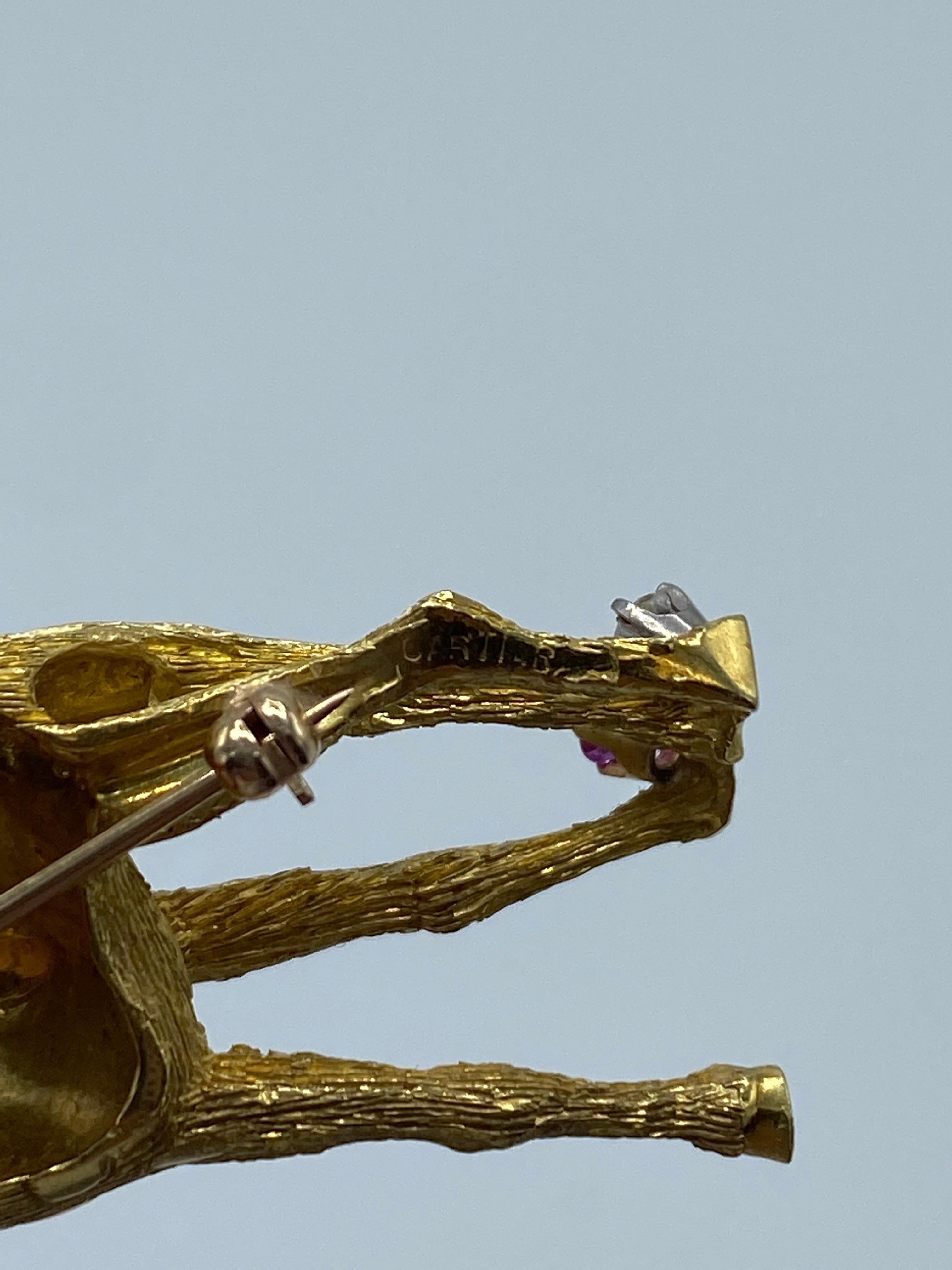 Vintage Cartier Yellow Gold Diamond and Ruby Giraffe Brooch  In Excellent Condition In Beverly Hills, CA