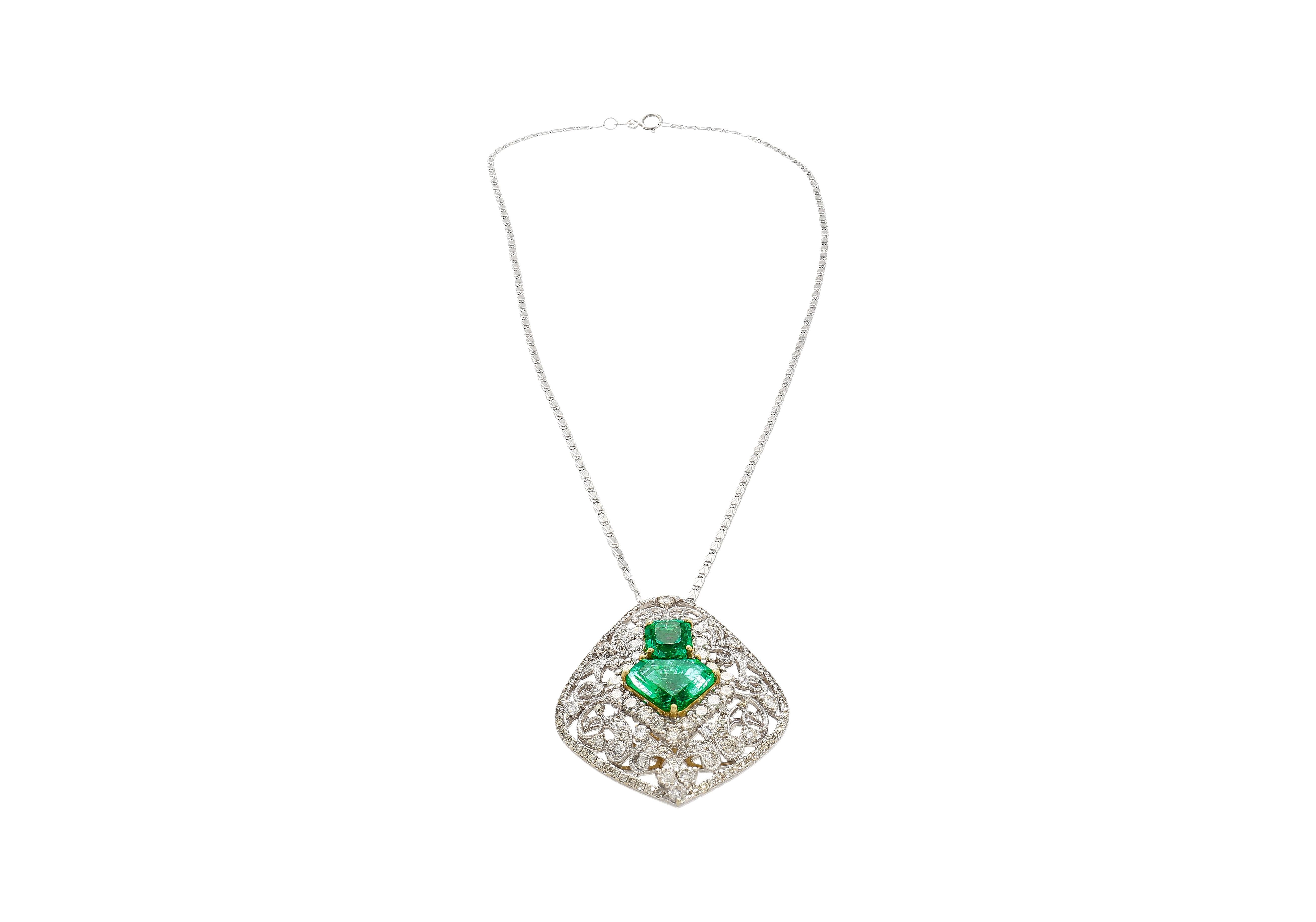 Vintage Carved 18K White Gold Pendant Necklace With Shield Cut Emeralds In New Condition For Sale In Miami, FL