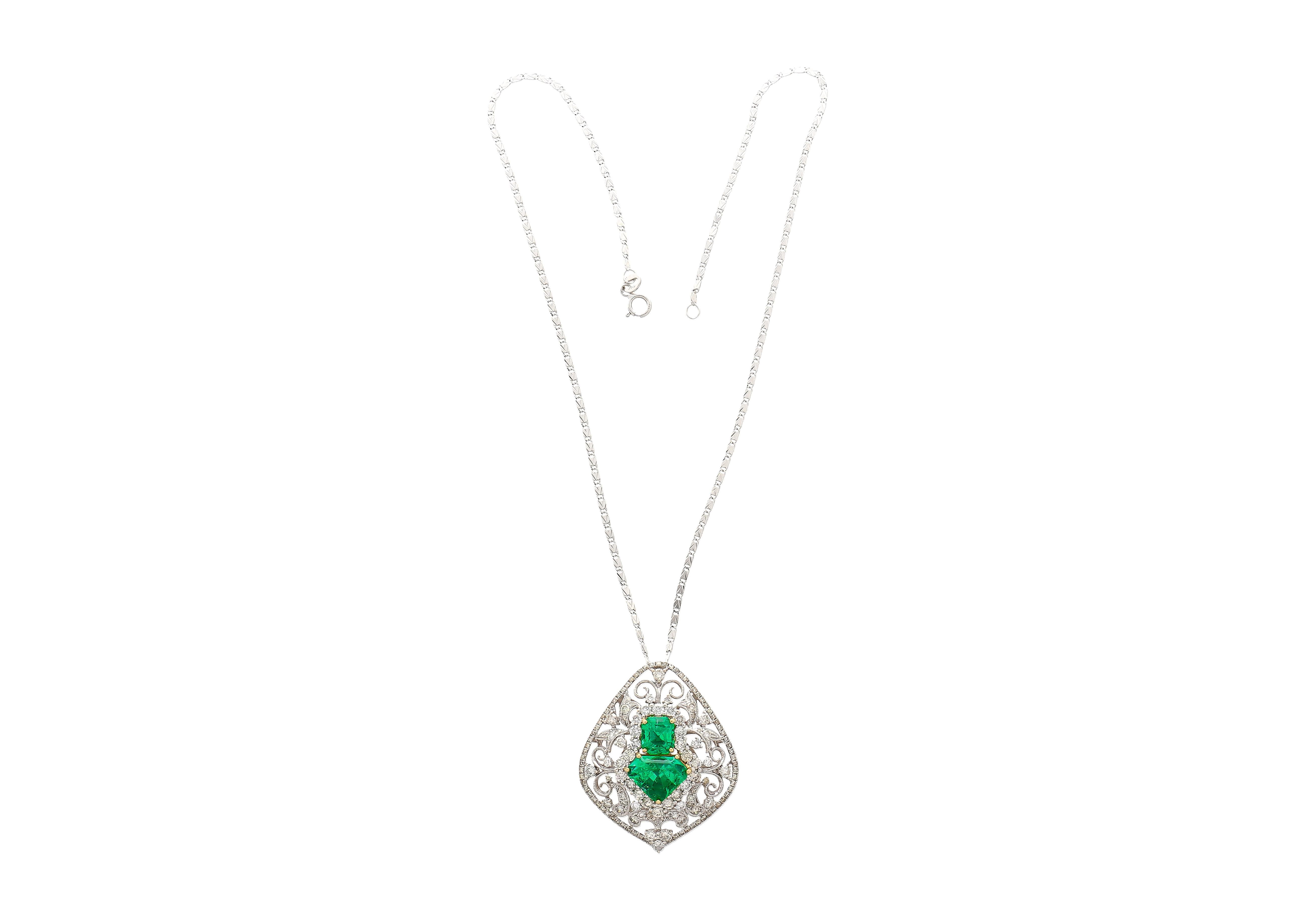 Vintage Carved 18K White Gold Pendant Necklace With Shield Cut Emeralds For Sale 1