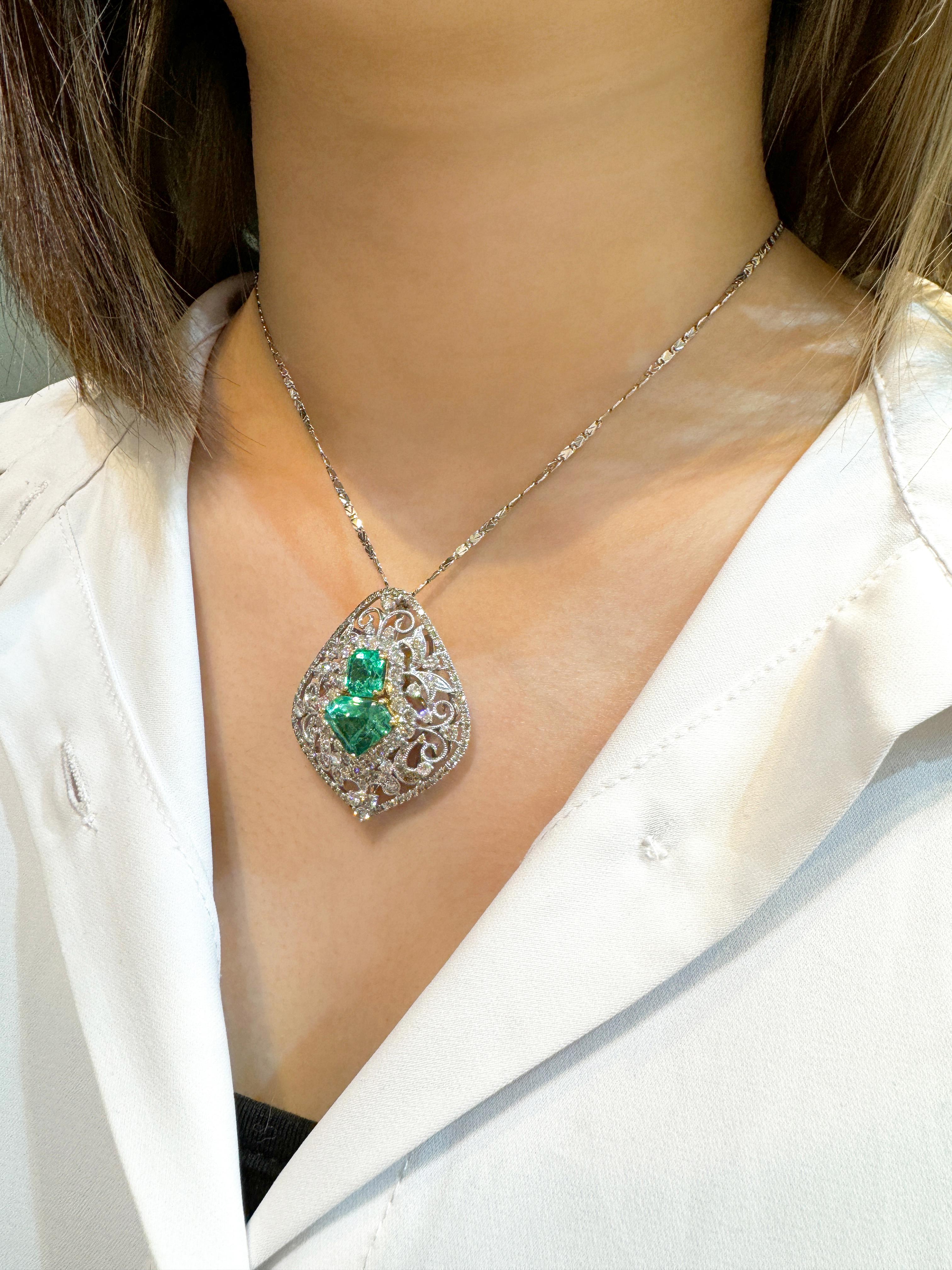 Vintage Carved 18K White Gold Pendant Necklace With Shield Cut Emeralds For Sale 2