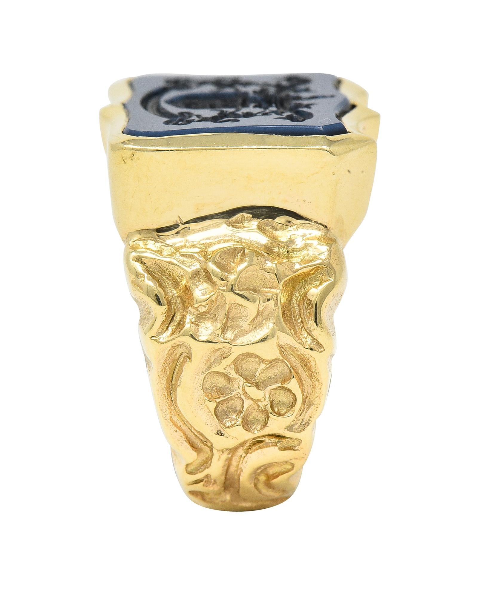 Vintage Carved Agate 14 Karat Yellow Gold Crest Unisex Signet Ring For Sale 5