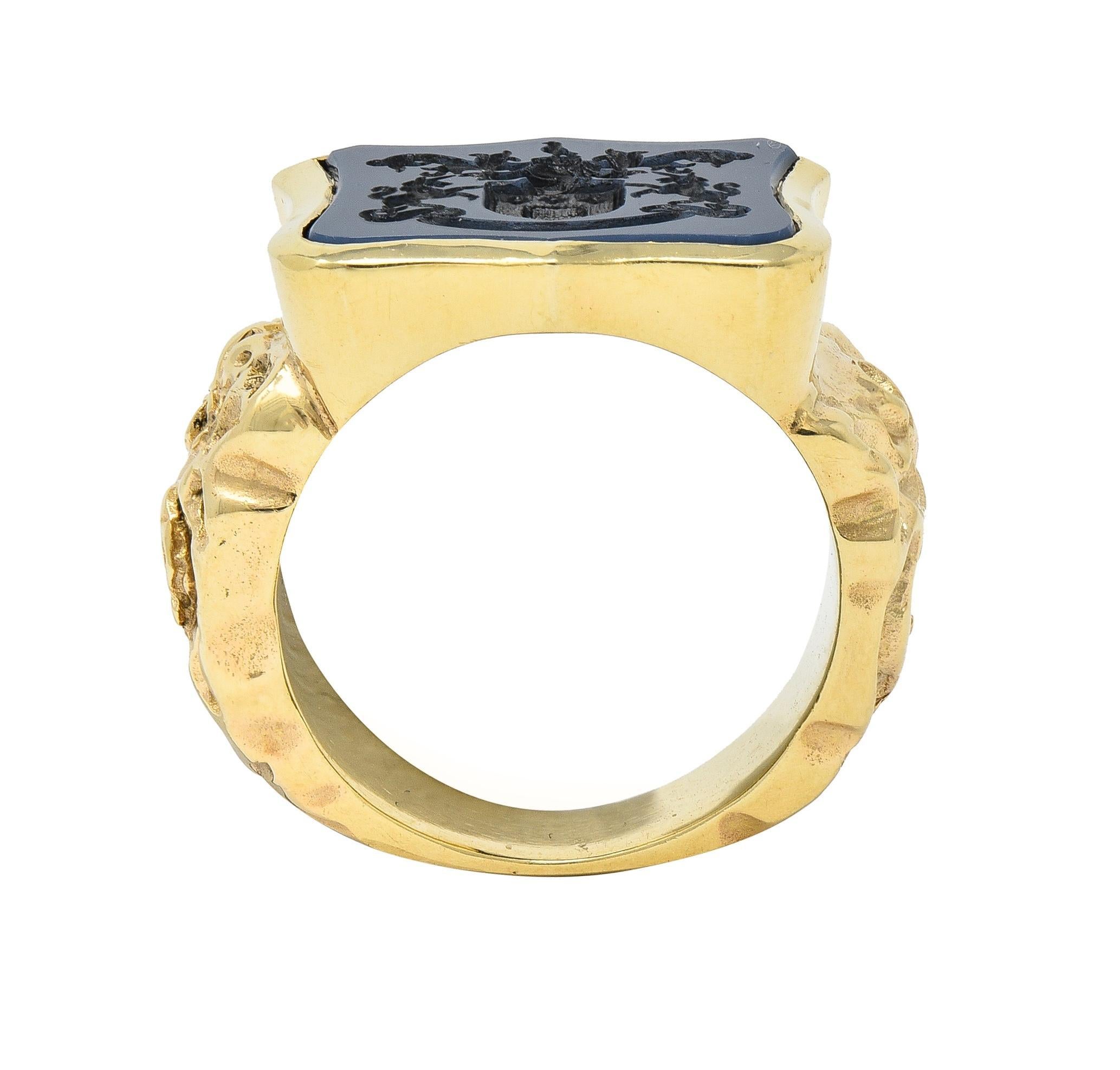 Vintage Carved Agate 14 Karat Yellow Gold Crest Unisex Signet Ring For Sale 6