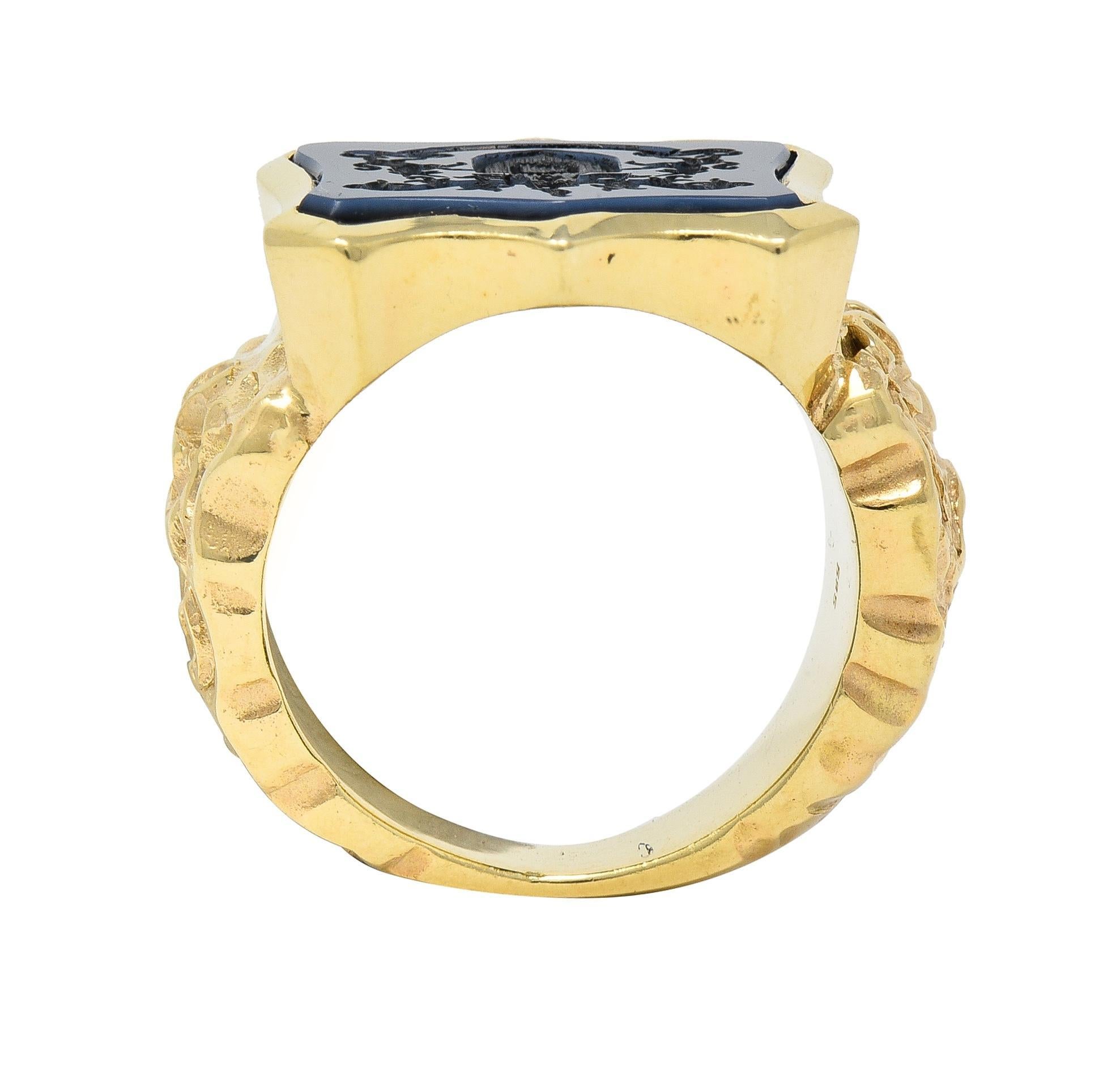 Vintage Carved Agate 14 Karat Yellow Gold Crest Unisex Signet Ring For Sale 7