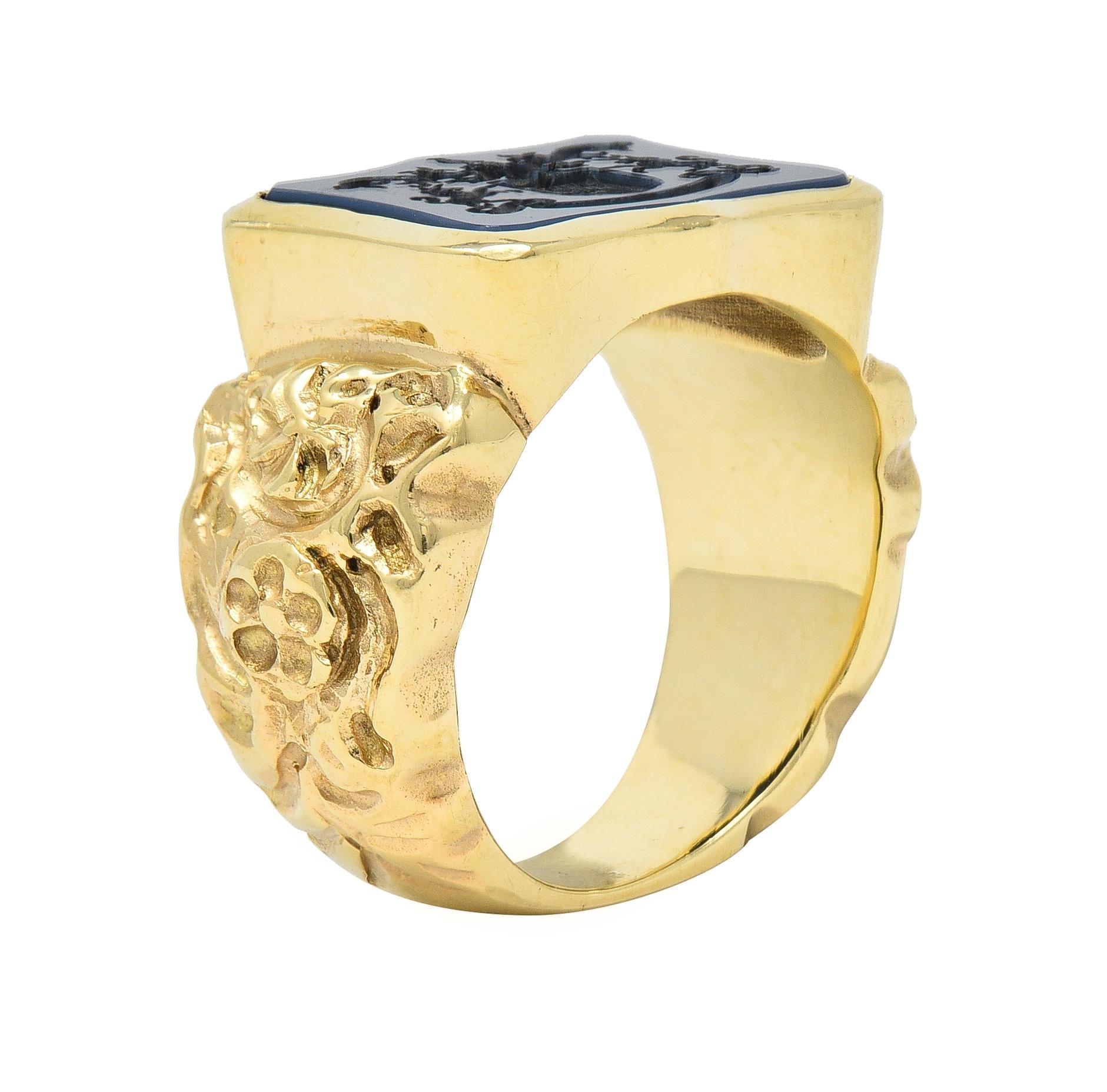 Vintage Carved Agate 14 Karat Yellow Gold Crest Unisex Signet Ring For Sale 8