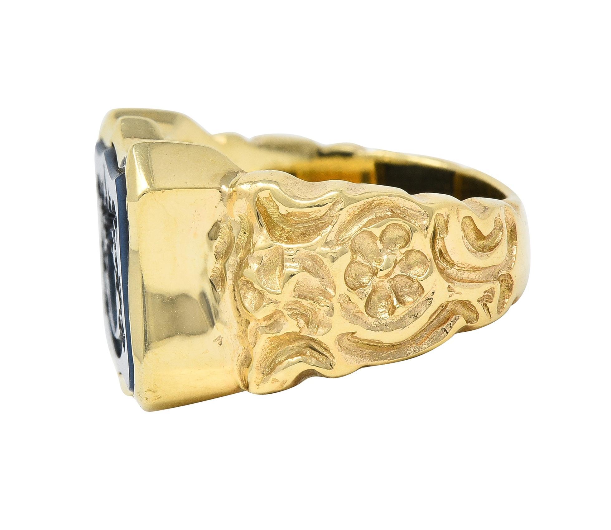 Vintage Carved Agate 14 Karat Yellow Gold Crest Unisex Signet Ring In Excellent Condition For Sale In Philadelphia, PA