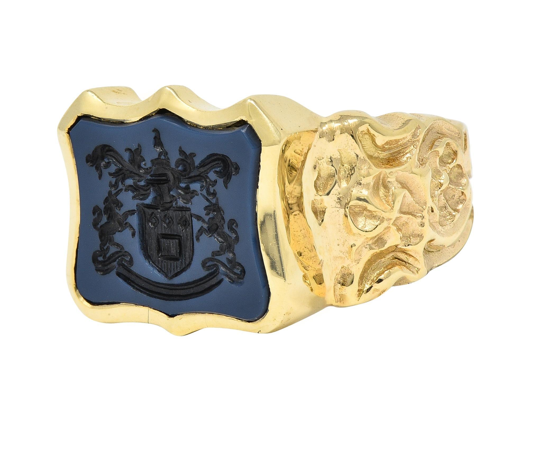 Vintage Carved Agate 14 Karat Yellow Gold Crest Unisex Signet Ring For Sale 1